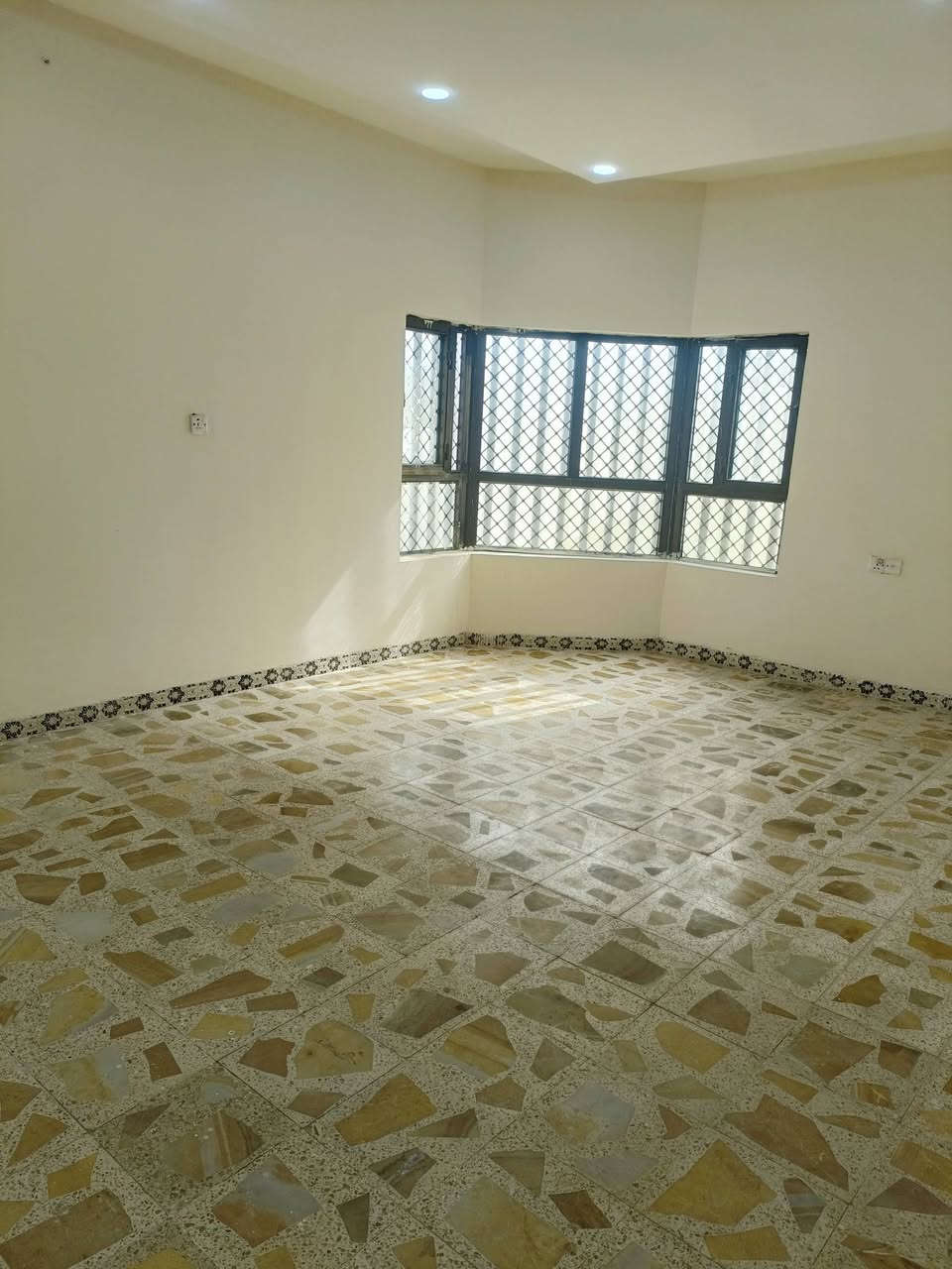 السلام عليكم يتوفر بيت للبيع ب قادسيه مجمع جبل علي قريب من شارع النجده النهريه بيت ركن مساحه 250متر مربع غرفتين جوه وحده فوك وبيتونه كامل مكمل تحويل مباشر السعر والتفاصيل اتصل ع صاحب البيت ***********
***********
