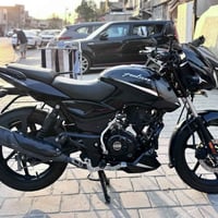 للبيع دراجة Bajaj Pulsar 150cc موديل 2023  * ماشية 13 ألف كم فقط * مرق...