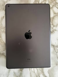 للبيع iPad 9 (الجيل التاسع) سعة 64GB الشاشة مبدلة وتعمل بصورة ممتازة ا...