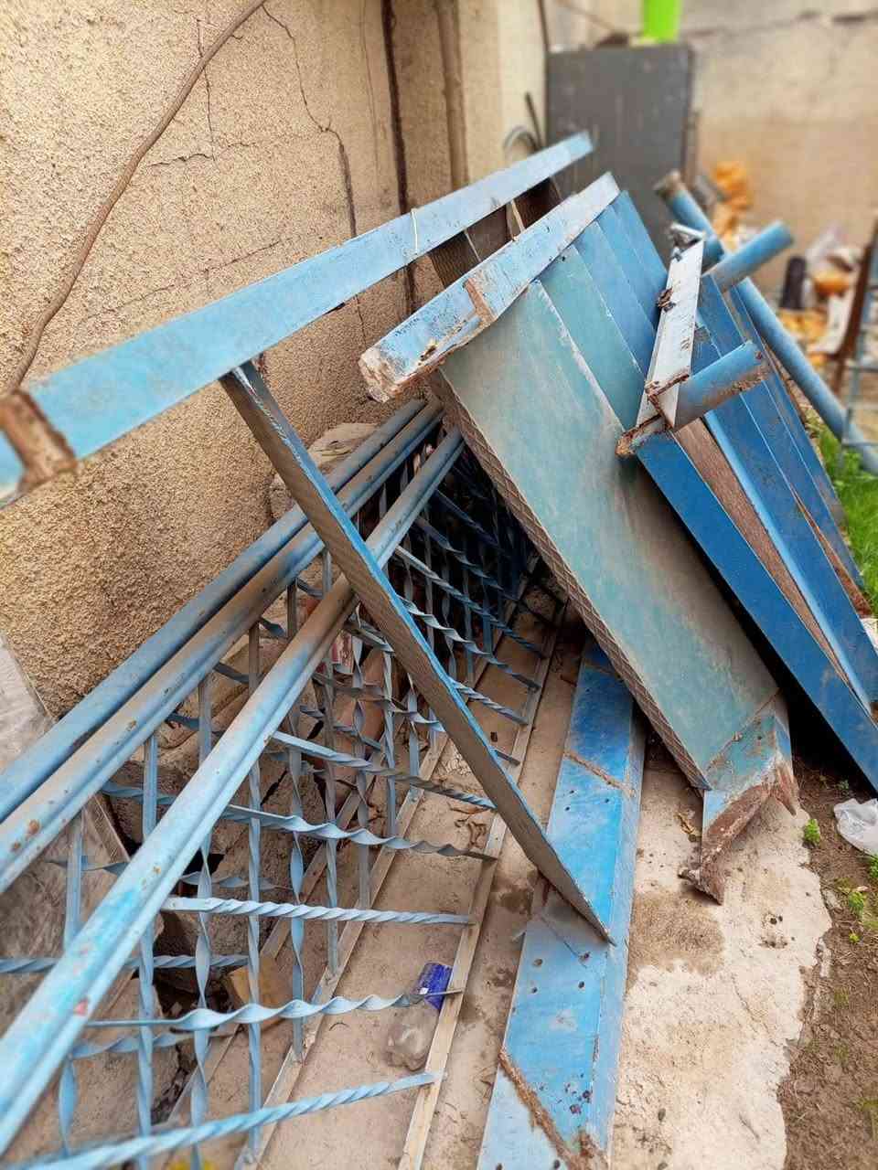 السلام عليكم درج حديد ستاندر قوي شيلمان للبيع بي محجر وساحة وسطية بين الدرجين السعر ب250 وبي مجال بسيط حك الجية للاستفسار الاتصال على الرقم ***********
