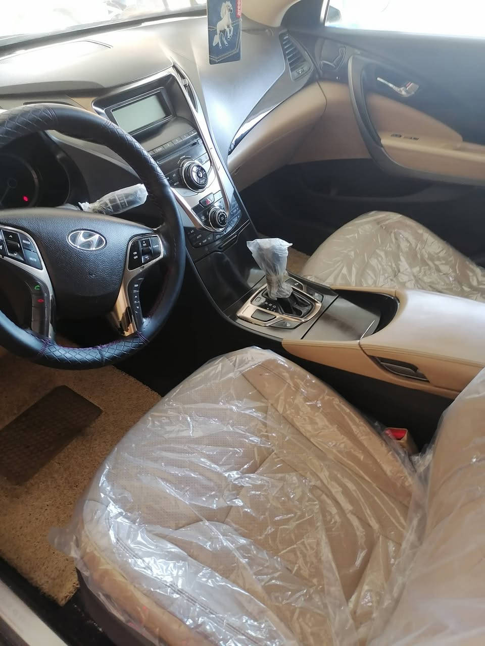 السلام عليكم ازيرا ٢٠١٣ مكفوله من صبغ ومن فتح فول من عدا بصمه وبنوراما كشنات تدفئى جلد ثلاجه كشنات كهربائي ترحيب اناره LED برده كهربائيه بردات جانبيه السياره غرفتها جديده بالكارتون مري شفط حساسات امي خلفي ماشيه ١١٨ حقيقي تخم تاير جديد باتري جديد منضومة زنون اصليه مكينه ٣٠٠٠مكفوله مامفتوحه السياره جديده رقم دهوك دولي سنويه لل٢٨ تريد مداور تريد وكاله مكان السياره ديوانيه السعر ١٣٧ وبيها مجال قليل للاستفسار اكثر *********** رجا الموشراي لايتصل
