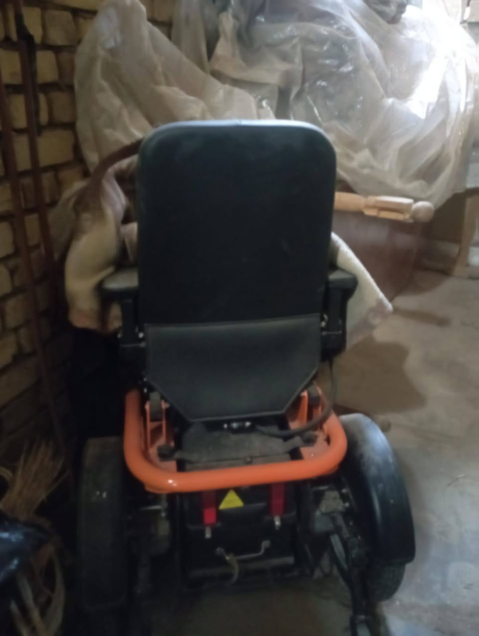 عربانه كهربائي متحرك مال معوقين بعدهه جديده السعر 400وبيهه مجال  او اتصال عل الرقم ***********
