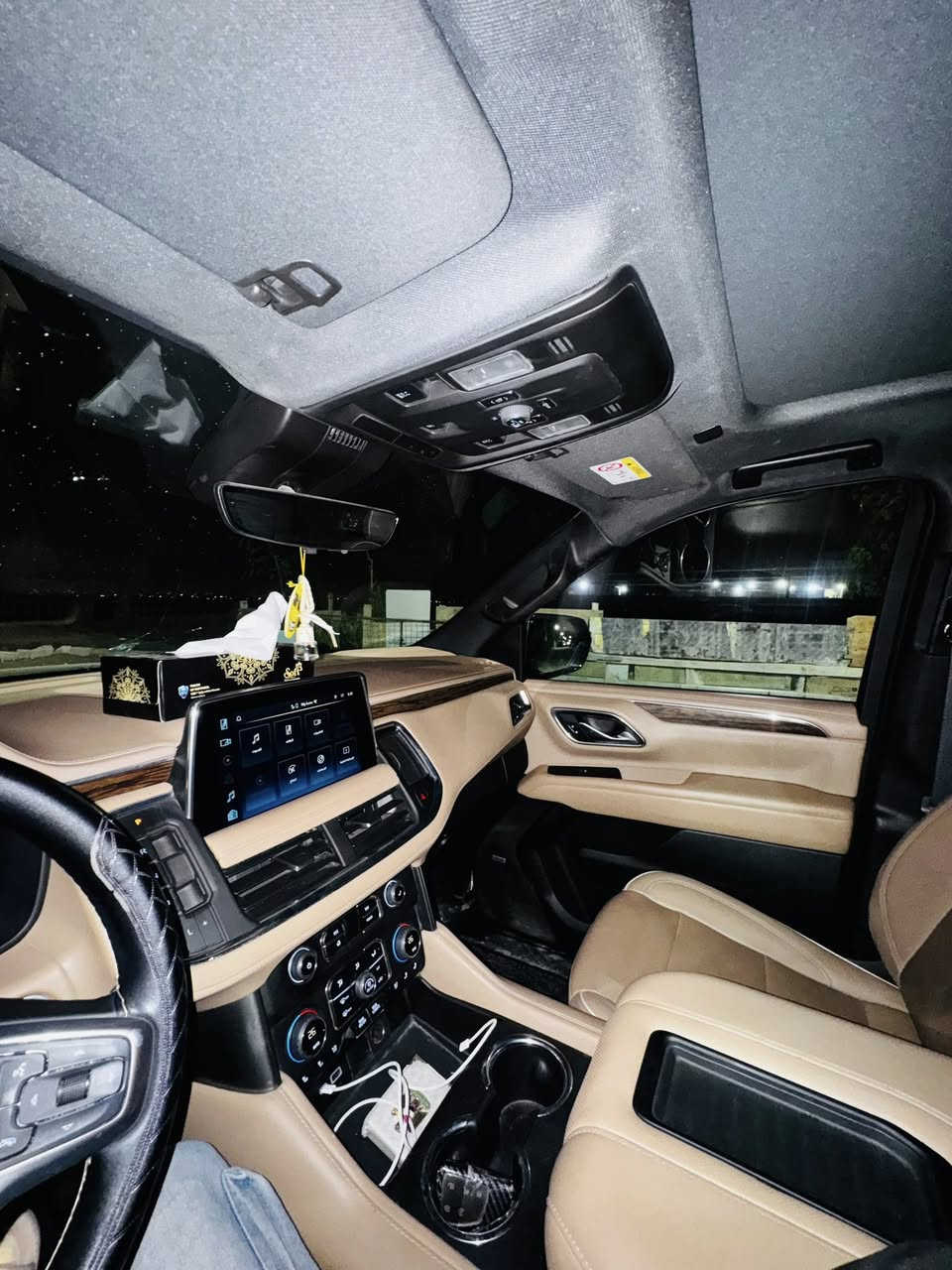 💎 فخامة الحضور وهيبة الطريق.. شفروليه تاهو PREMIER للبيع💎
بدايتاً بضرر فقط تبديل دعامية 
للراغبين بالتميز والراحة المطلقة، معروضة للبيع أيقونة الفخامة الأمريكية Chevrolet Tahoe بفئة Premier (أعلى مواصفات)، السيارة بحالة الوكالة ونظافة تامة كما موضح بالصور.
📋 تفاصيل السيارة:
• النوع: شفروليه تاهو (Tahoe).
• الفئة: Premier (بريمير) - المواصفات الكاملة.
• الموديل: [2023].
• اللون: أسود ملكي (Black Raven) يلمع مثل المراية.
• الحالة العامة: نظيفة جداً، بدن سليم، ومحرك جبار.
✨ أبرز المواصفات والمميزات:
• التصميم الخارجي: مقدمة هجومية مع إنارة LED ذكية، وجنوط (ويلات) كروم حجم كبير بتصميم البريمير المميز.
• الداخلية: مقاعد جلد فاخرة، شاشات عرض، ونظام صوتي احترافي.
• الأداء: محرك V8 يوفر لك القوة اللي تحتاجها مع سلاسة فائقة في القيادة.
• التكنولوجيا: رادار، كاميرات محيطية، نظام المساعدة على القيادة، وفتحة سقف بانورامية.
📍 تفاصيل إضافية:
• رقم اللوحة: بغداد 
• السعر: [55$]
📞 للتواصل والاستفسار واتساب:***********

#Chevrolet #Tahoe #Premier #السيارات_الأمريكية #تاهو #للبيع #سيارات_العراق #فخامة #شفروليه
