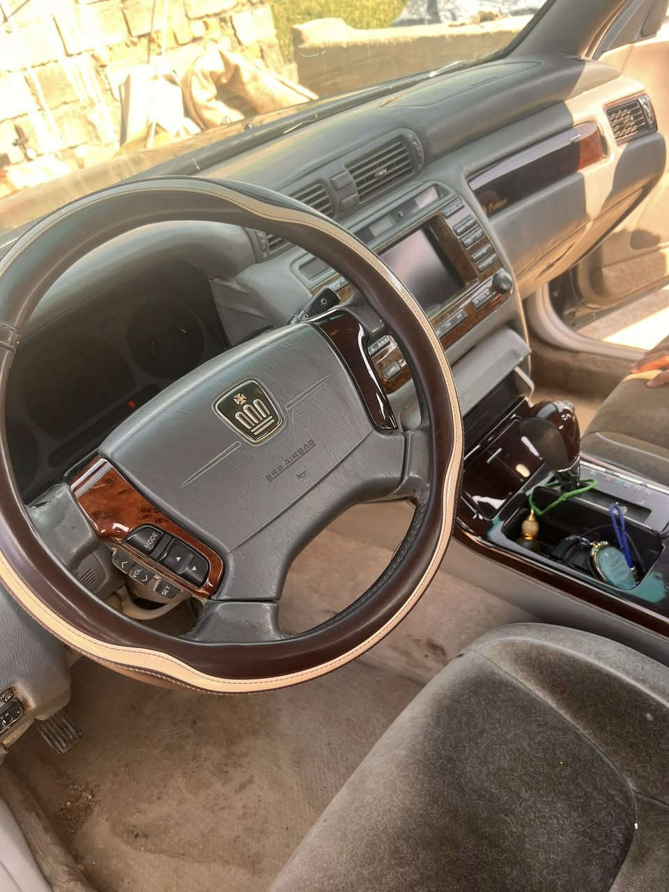 ملكه للبيع وامرواس موديل ٢٠٠٢ رقم دولي مواصفات سياره ٣دكم إسترين كهربائي تحكم مثبت سرعه شاصي ٧٥ وديفور جبير كامره دواره تخم تاير محرك قبل اربع اشهره من شاده السعر ١٣٥$ اتصال ***********
