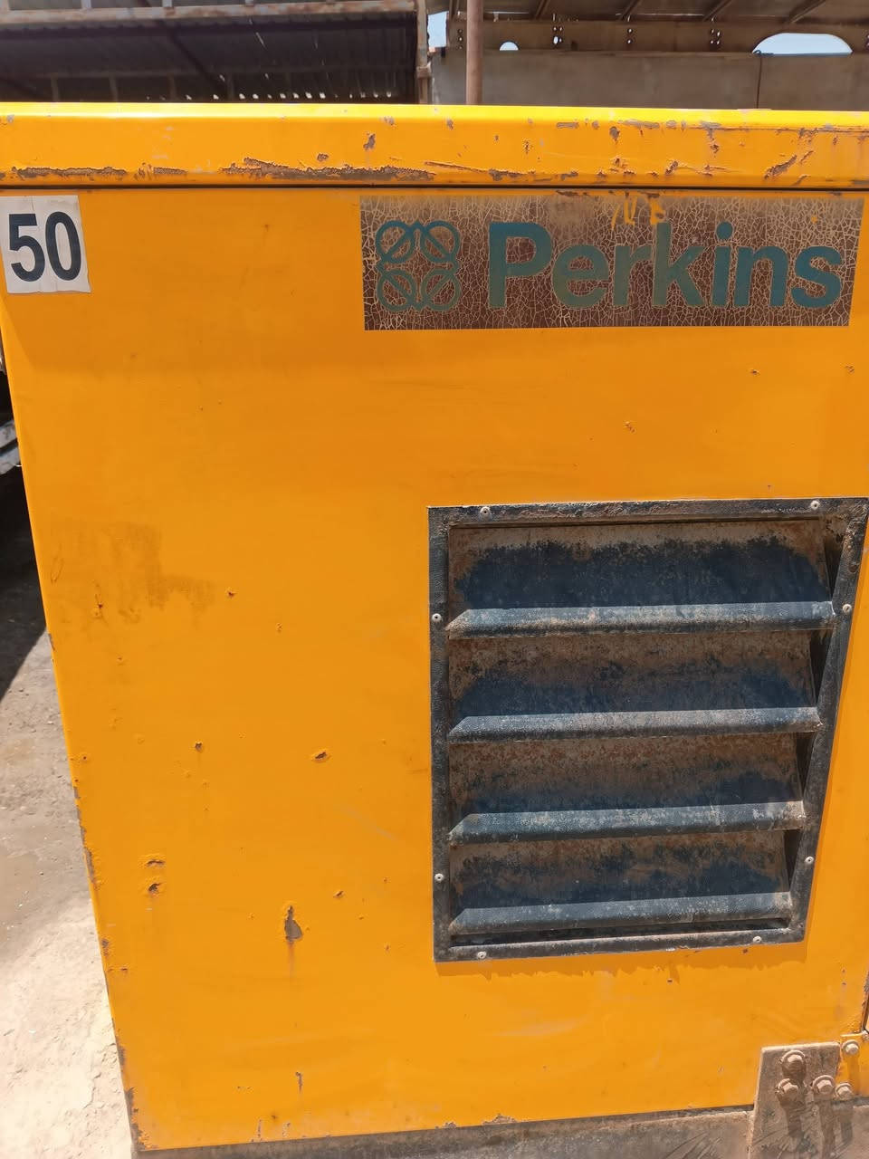 مولد بيركنز انكليزي 45 kv سوبر 3 بستم 105 كاتم مفتوحه للبيع 40 $ وبيه مجال مكاني ديوانيه *********** مولده نضيفه وجاهزه .
