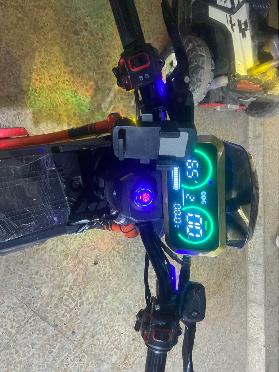 X900 
حجم البطاريات 33 
امبير 32 الملف 2000
الدراجه كلشي شغال بيها وما مبدل شي منها البطاريات البلاد والعقل هم يعني جبتها وكيل وماماشيه هواي ماشيه 5 كيلو لان جبتها اروح للمحل وارجع 
السعر 500 الاف 
مراوس ب R9 او R11 غيرهن ما اراوس
للاستفسار ***********
متوفر بس واتساب ع شريحه واكفه ابو الخصيب, البصرة
