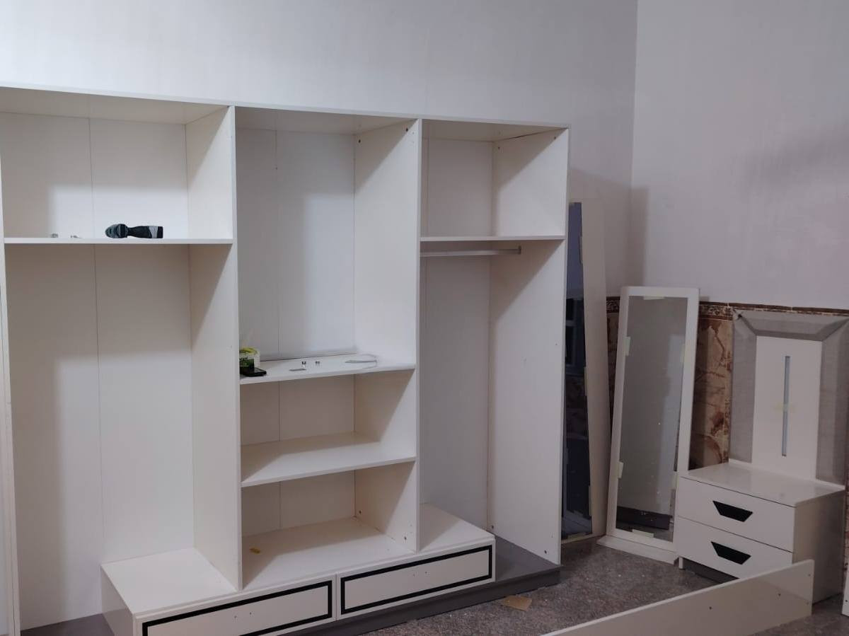 السلام عليكم
غرفة تركية للبيع 8 قطع 
جرباية 
ميز جرباية 2 
جرارات 
ميز مراية 
كنتور 3 باب 
كرسي مراية 
طابورية 

استعمال 11 شهر فقط 
ب 800 وبيهه مجال 
حي الامام علي ***********
