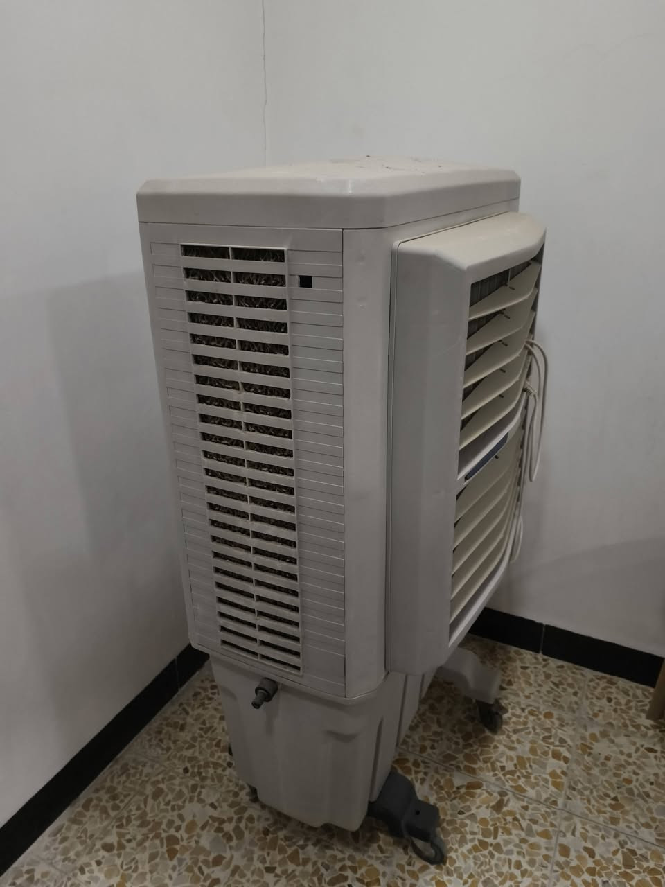 كمبيره نضيفه كلش استعمال قليل رايدها ب100وبيها مجال قليل رقم التواصل ***********
