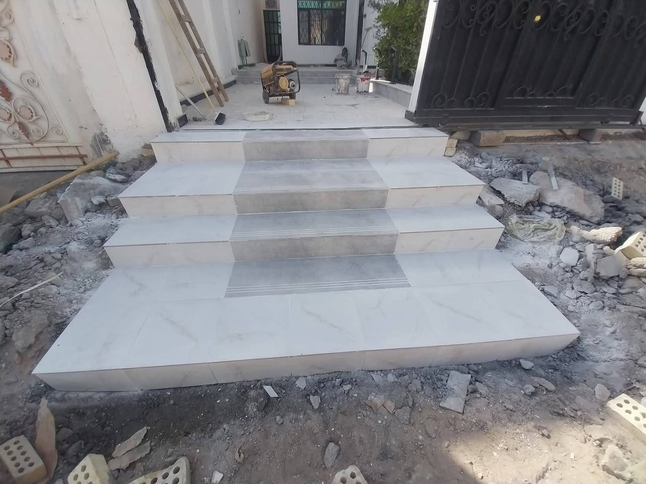 فن السيراميك وديكورات شغل درجه اولى شرط خاص وتساب موجود متفرغين حالين رقم الهاتف. ***********
