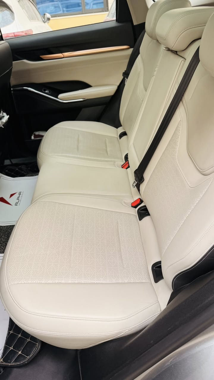 للبيع فقط هافال H6 موديل 2021  فول مواصفات أعلى فئة مكفولة كفالة عامة من كلشي صيانة شركه نهج العراق 
ماشية : 43000 كيلومتر قابلة للزيادة
⚙️ المواصفات الميكانيكية
 • المحرك: 2.0 لتر تيربو، حوالي 201 حصان
 • ناقل الحركة: أوتوماتيكي مزدوج القابض (DCT) بـ7 سرعات.
 شاشة لمس بقياس 12.3 بوصة.
 • الاتصال: دعم Apple CarPlay وAndroid Auto.
 • الشحن اللاسلكي متوفر لشحن الهواتف الذكية.
 نظام صوتي مميز مع 8 سماعات.
 نظام تكييف هواء أوتوماتيكي مزدوج المناطق.
مقاعد أمامية قابلة للتدفئة والتهوية مع تحكم كهربائي.
فتحة سقف بانورامية
 • الفرملة التلقائية في حالات الطوارئ (AEB)
 • مساعد الحفاظ على المسار
 • مراقبة النقطة العمياء لتنبه السائق 
 • كاميرا رؤية محيطية بزاوية 360 درجة
 • مثبت السرعة 
 • نظام التعرف على إشارات المرور
 • 7 وسائد هوائية لتوفير حماية شاملة.
أي صبغ او ضربة ما بيها الا شخط بسيطة
تايرات وباتري جديد واستخدام بانزين محسن وتبديل الدهن كله وكالة فريزر تبريد جديد . مالك اول وضمان ١٠٠الف او ٥ سنين
السعر 180 ورقة
التواصل واتس اب للجادين فقط ***********
