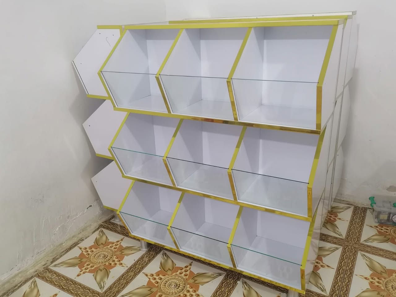 يوجد عارضة كرزات وحلويات عدد 4
العرض متر والأرتفاع  متر و24 كلها  MDF تركي للأستفسار***********
