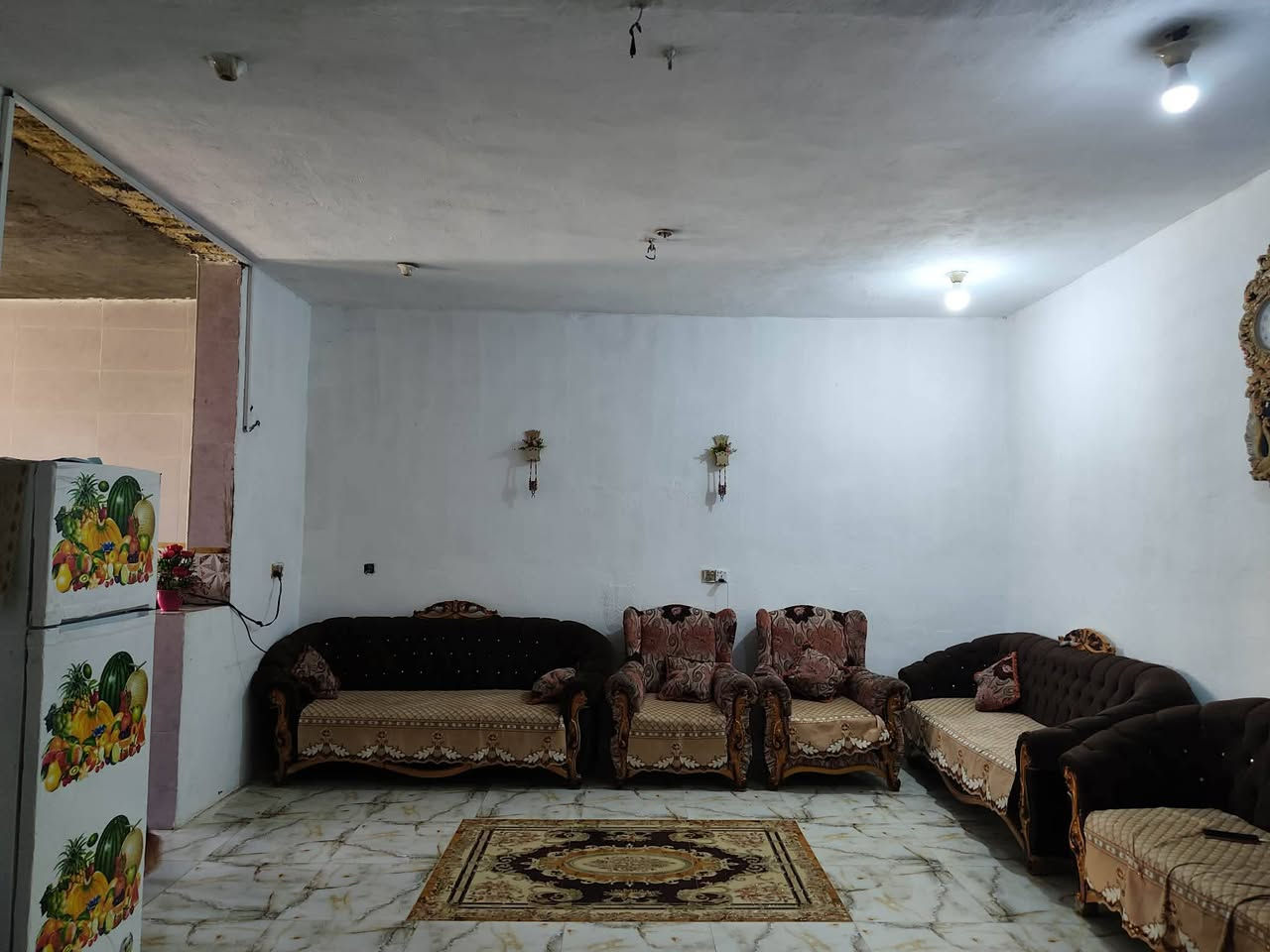 للبيع بيت المساحه 350متر كوت حي الحكيم شارع زرزور السعر 50 وبي مجال....عرض الشارع 12 متر عوزة فقط سكف المطبخ بياض 
البيت يتكون من غرفتين نوم  5×4.....وهول 10×5
ومطبخ 5×4....وستقبال6×5 وحديقه وكراج 
الشراي يدخل خاص انطي رقم راعيه


**إذا كنت صاحب هذا الإعلان وتريد حذفه لأي سبب، رجاءا أرسل رسالة إلى الدعم الفني**