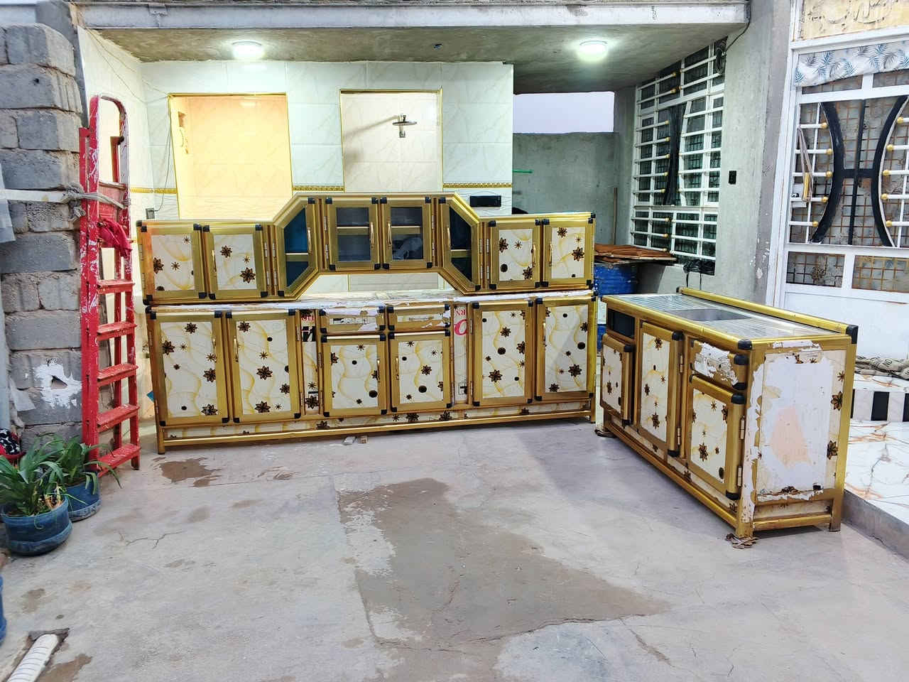 السلام عليكم كاونتر للبيع 3قطع  الطول مترين و80والسنك متر و60 مابيه اي اضرار فقط مجر قطعت السنك مثل ماموضح بل صوره السعر 350 وبيه مجال ***********
