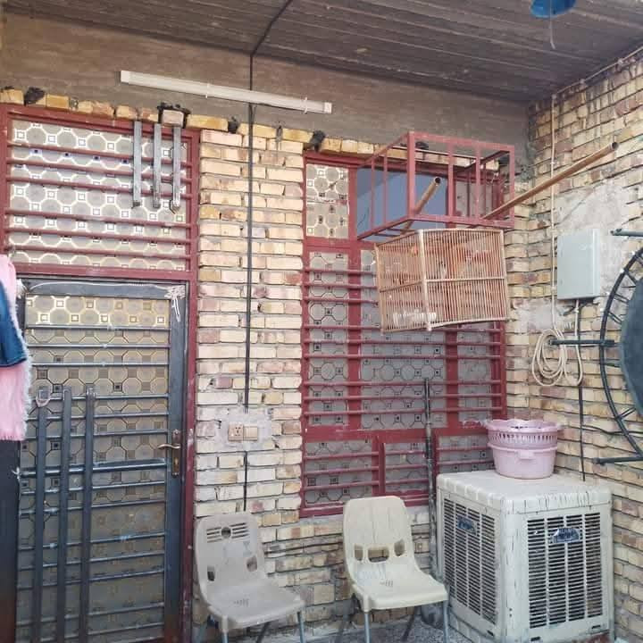 السلام عليكم دار للبيع م٧٥ بناء كامل غرفه حولي ستقبال مطبخ حمام داخلي حمام خارجي كاشي مي مجاري كهرباء كامل عوزه ستاره وبيتونه بس البيت توني باني موقع السكلات ال١٢ على شارع الحشد ثاني قطعه عن تجارب المربع المقابل المنتزن الجديد 
السعر 38_/***********
