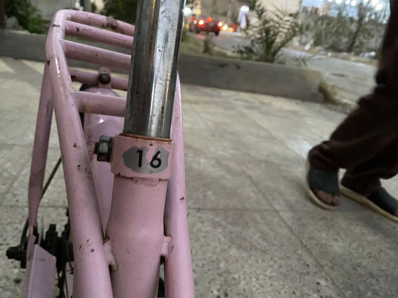 سلام عليكم بايسكل بناتي  اللبيع حجم 16نضافه💯 إمكاني بغداد /حي الجهاد ***********
