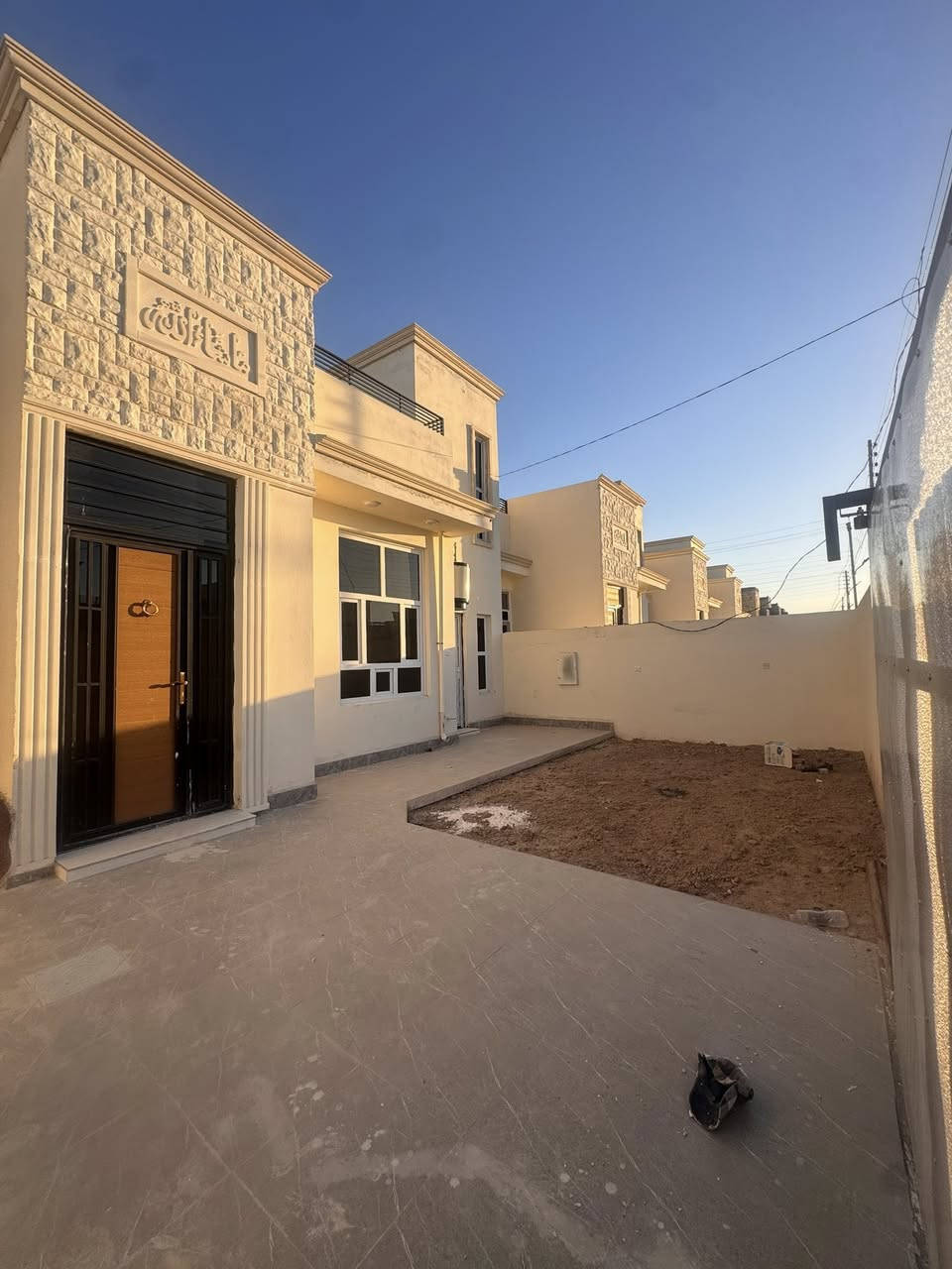 مرحبا
بيت للإيجار طابق واحد  مساحة٢٠٠ مكون من 
مطبخ
صالة
استقبال
غرفتين 
صحيات ٢ خارجيه وداخلية
مناور ٢
مخزن من جهة الدرج
حديقة وكراج
البيت جديد بمجمع العدل السكني مجاور مجمع المعمورة 
ايجارة ٣٠٠ وبي مجال بسيط
للأستفسار    ***********
