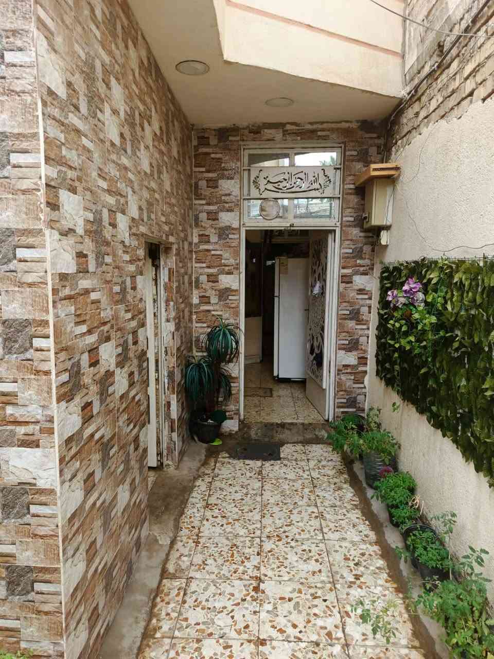 دار للبيع ١٠٠م طابق ونص  في الجوادين فرع أسواق هباوي 
الواجهه ٥ × النزال ٢٠ ...
يحتوي على  : 
الطابق الارضي ...  طرمه+مطبخ+استقبال+حولي+غرفة نوم+صحيات ....
الطابق الاول ....  غرفة نوم + صحيات  ...

غرف النوم عكاده أما باقي البيت مسلح ...
السعر ١٨٠ مليون 

للاستفسار الاتصال على مكتب المصطفى للعقار 
الجوادين*قرب المستوصف الصحي*مجاور صورة السيد
***********  ابومصطفى المحمداوي
 ***********  ابو تقي المحمداوي
