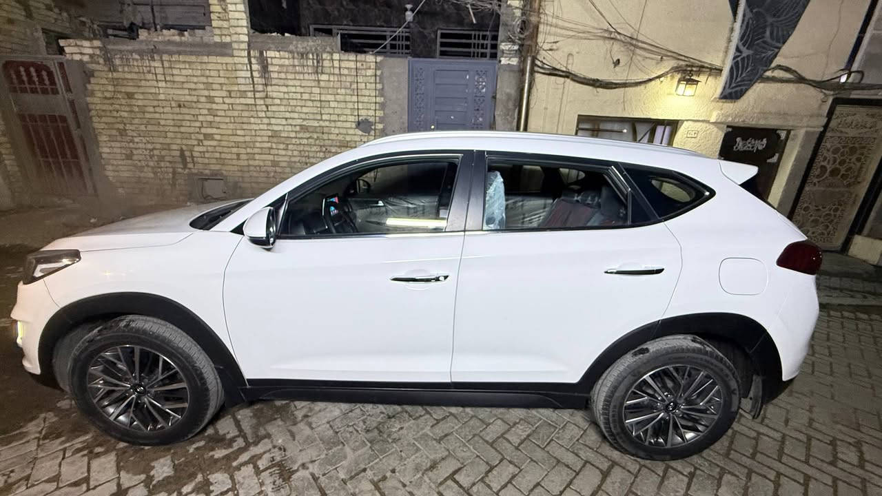 العنوان: للبيع هونداي توسان 2019 (خليجي) - رقم بغداد جديد
المواصفات: نص فول (بدون فتحة)، محرك 2000.

​الرقم والسنوية: رقم بغداد حرف جديد، السنوية جديدة وباسمي.

 كراسي كهرباء

​: * مرايا شفط كهرباء مع خاصية الترحيب عند الاقتراب.

​كشنات مغلفة تغليف درجة أولى جديد (والكشنات الأصلية بحالة الوكالة وكلشي مابيهن).

​الماشية: 96,000 كم.

​الصبغ والضرر: صبغ قطعتين (بنيد وجاملغ) 

​السعر: 175 ورقة (17,500$) وبيها مجال بسيط للشراي الطيب.

​المكان: بغداد - مدينة الصدر - قطاع 19 (تقاطع مستشفى القادسية).

​للتواصل والاستفسار (واتساب فقط):

📞 ***********
