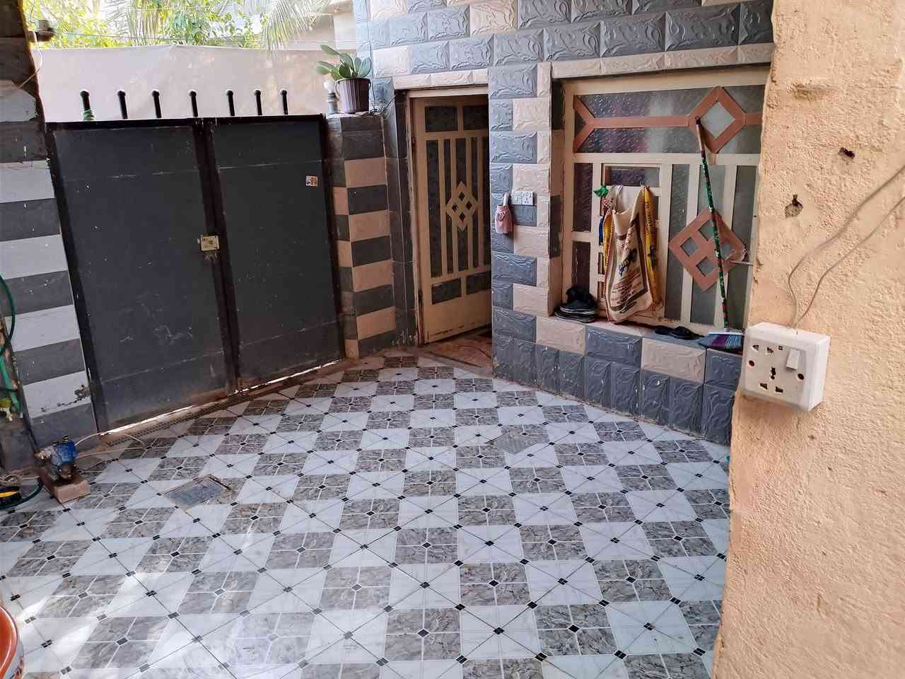 دار للبيع مساحه 100متر طابو زراعي سند 25 قرب مدرسه الحمزه فرع عدي السعدي ابو  الشتايكر يحتوي على طابق ثاني فيه مخزن عازل للغراض+غرفه ويوجد تبليط+ مجاري داخليه و خارجيه يبعد عن الامام الحمزه 300متر السعر 55وبيه مجال بسيط الاستفسار عله هاذه الرقم ***********
