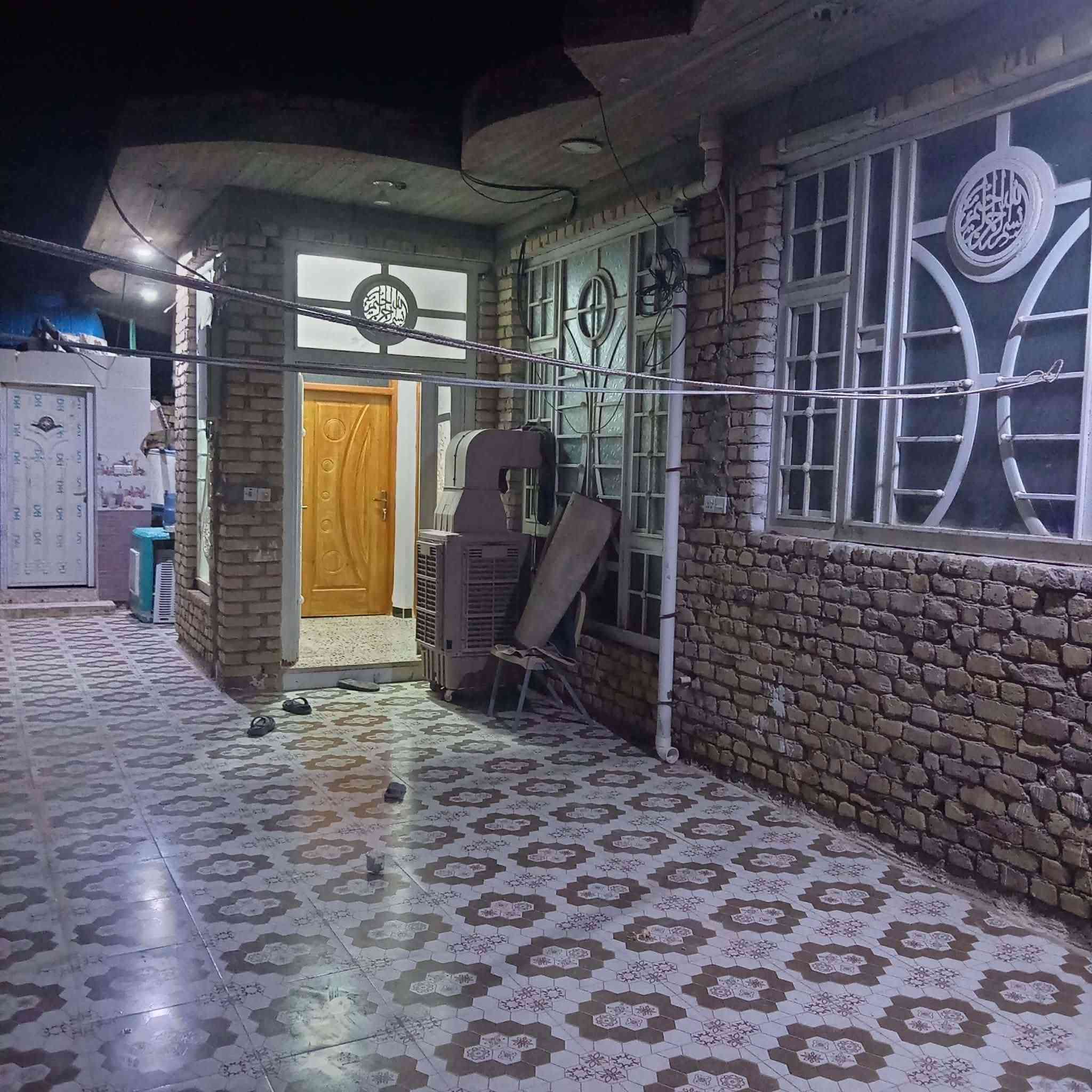 بيت للبيع (٢٠٠ متر) بسعر مُناسب
المساحة: 200 متر مربع.
 جنس الارض : زراعي .
 التفاصيل: غرفتين نوم + صالة + مطبخ+ استقبال  + خدمات صحية كاملة .
 الحالة : البيت كامل وجاهز للسكن (ينقصه البيتونة فقط).
 
 الموقع 📍 : [منطقه البيضاء قرب مجمع حمود الزيدي]عندي قطعه ركن همين ٣٧٠ متر***********
