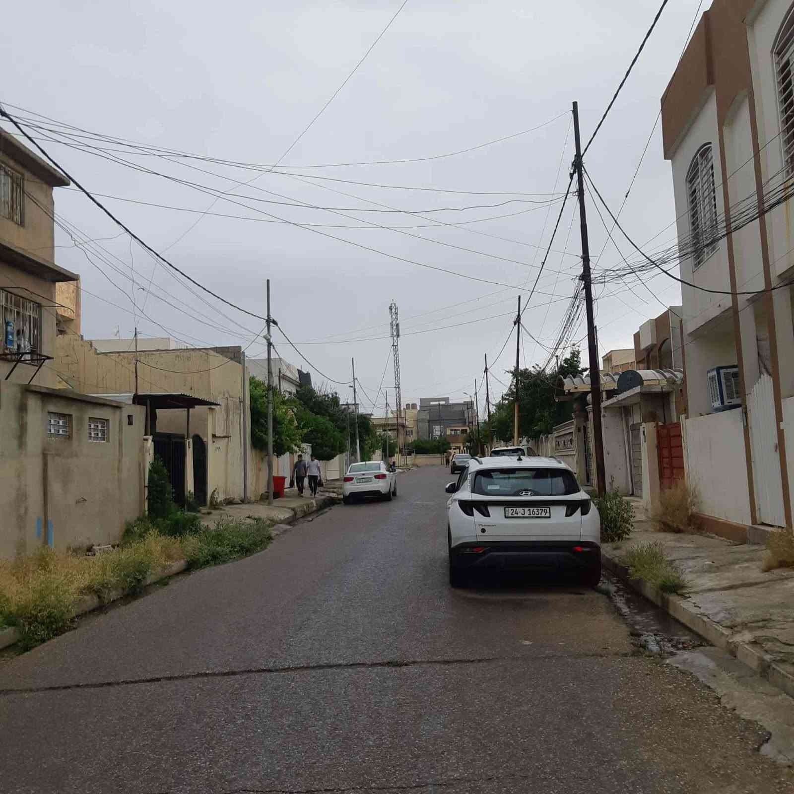 سلام عليكم
بيت طابقين للبيع في حي السكر قرب شارع المشجر 

مساحة البيت 158م ركن على شارع تبليط 

للتواصل واتساب

***********
