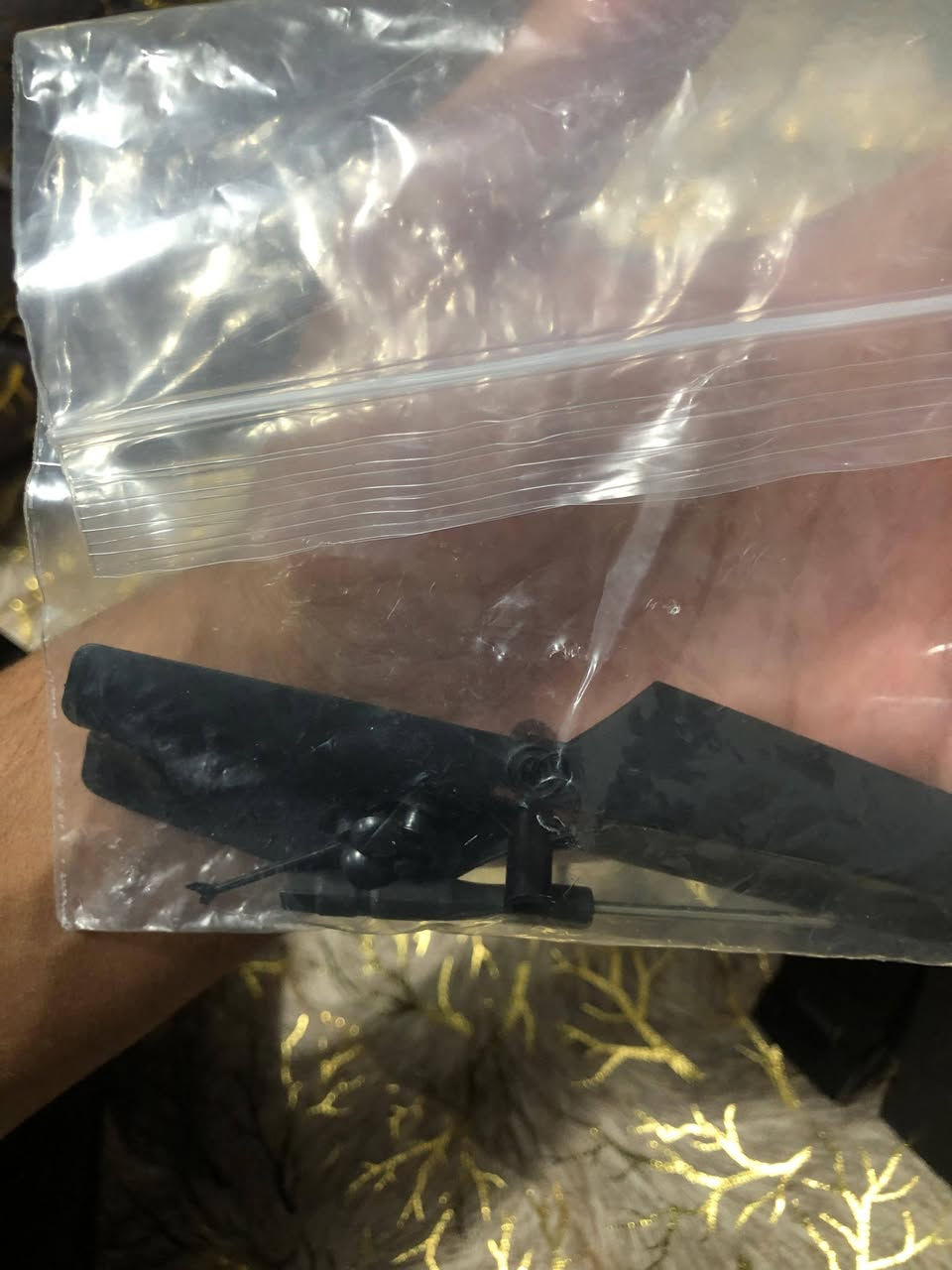 السعر:45 مع التوصيل بيها مجال شوية
المحركات: محركات برشلس (Brushless) قوية جداً، عمرها أطول ومقاومتها للرياح ممتازة مقارنة بالمحركات العادية.
نظام الأمان: حساس تجنب العوائق 360 درجة (يمنع الاصطدام بالحياطين تلقائياً).
الكاميرا: كاميرا مزدوجة (أمامية وسفلية) بدقة 1080p او 720 ماعرف مامستخدمها ، مع إمكانية تحريك العدسة الأمامية كهربائياً من الريموت.
الثبات: نظام Optical Flow للثبات في الجو (تثبت بمكانها بدون ما تنجرف).
البطارية: طيران يصل إلى 15 دقيقة لكل بطارية (3 بطاريات).
سهولة التحكم: إقلاع وهبوط بزر واحد، ووضع الـ Headless Mode للمبتدئين.
التصميم: قابلة للطي وتأتي مع حقيبة حماية خاصة.


**إذا كنت صاحب هذا الإعلان وتريد حذفه لأي سبب، رجاءا أرسل رسالة إلى الدعم الفني**