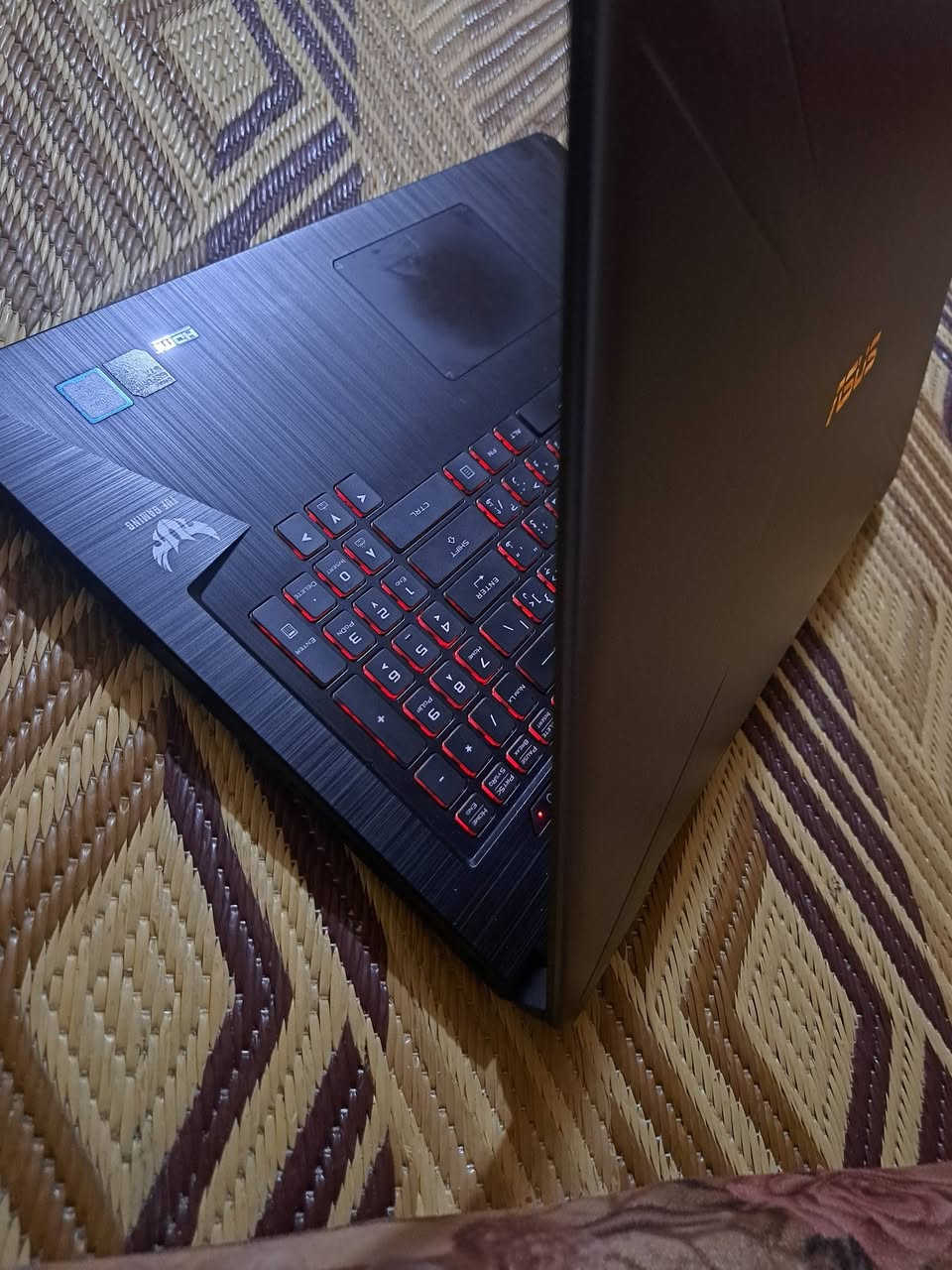 🔥 للبيع: لابتوب جيمنج وإصدار هندسي احترافي ASUS TUF Gaming (بحالة ممتازة ونظافة تامة) 🔥

جهاز قوي جداً ومثالي لكل من يبحث عن الأداء العالي في الألعاب الثقيلة، برامج المونتاج، التصميم الهندسي والبرمجة، أو منصات التداول والتحليل الرقمي الاحترافي! الجهاز نظيف جداً ومفرمت جديد وجاهز للاستخدام مباشرة مع كامل التعريفات الرسمية.
​💻 المواصفات التقنية الكاملة:
​المعالج (CPU): Intel® Core™ i7 (سريع جداً في معالجة البيانات والبرامج الضخمة بدون أي تعليق).
​الذاكرة العشوائية (RAM): بحجم 16GB DDR4 (تضمن لك سلاسة فائقة في فتح برامج متعددة والتنقل بينها بدون أي بطء).
​كرت الشاشة الخارجي (المنفصل): NVIDIA® GeForce® GTX 1060 (بمساحة 6GB VRAM فعلية ومستقلة) - أداء قوي وجبار لتشغيل ألعاب الـ eSports والبرامج الهندسية والرندرة بسلاسة فائقة.
​كرت الشاشة الداخلي (المدمج): Intel® UHD Graphics 630 (ذكي وموفر للطاقة، يعمل تلقائياً أثناء التصفح والمهام اليومية للحفاظ على البطارية).
​النظام والتعريفات: ويندوز نظيف مفرمت حديثاً ومحدث لأحدث نسخة مستقرة لضمان أعلى أداء.
​✨ ميزات إضافية بالجهاز:
​تصميم ASUS TUF الشهير بالقوة والمتانة وتحمل ظروف العمل الشاق.
​كيبورد جيمنج مريح جداً مع إضاءة حمراء مميزة وتحديد واضح لأزرار الحركة (WASD).
​نظام تبريد مزدوج (Dual Fans) يحافظ على استقرار الحرارة أثناء ساعات العمل الطويلة.
​📌 الحالة: الجهاز نظيف جداً (بحالة شبه جديدة) وخالي تماماً من أي عيوب مصنعية أو صيانة سابقة، وجاهز للفحص والتقليب قبل الشراء.
​السعر المطلوب: 650,000 دينار عراقي (أو ما يعادله بالدولار: 430$)
​المكان: الأنبار / الرمادي (متوفر الفحص والتسليم المباشر يد بيد).
📞 المهتم يتفضل بمراسلتي على الخاص للشراء أو الاستفسار. ***********
