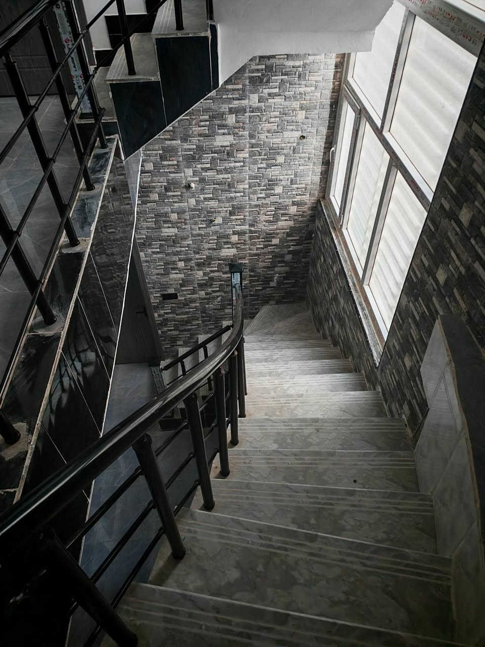 للإيجار مشتمل جديد بناء حديث
#المساحة ١٠٠ متر
#الموقع الاطفاء زراعي دليمات خلف مدرسة شقائق النعمان
#المحتويات طابقين اربع غرف نوم واستقبال ومطبخ حار وبارد ومجموعتين صحية
#للتواصل مع صاحب المنزل 
الاتصال على الرقم
***********
