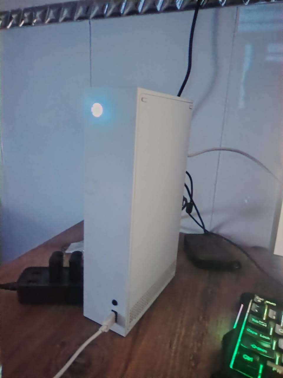 سلام عليكم xbox سيرس اس
 1- كامل ملحقاته 
2- ups 850
3- سماعة 🎧 كيمنق من ريدراغون
4- شاشه حجم 24 بدون صوت تجي
5- اشتراك قيم باس شهرين مشترك
اضرار فقط اليده متضرره مدخل الباتري 
استفسار واتس فقط 
***********

