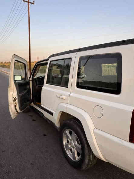 السلام عليكم جيب كومندور للبيع موديل ٢٠٠٧ محرك ٣٧٠٠ رقم بغداد بأسمي بيها خيط تبخير بالمحرك الصدر نص عمر التايرات نص عمر يرادلها ترتيبات شويه ضررها باب السائق وباب السكن وبيها تعديلات بجاملغ السكن الخلفي السياره شغاله وبحاله جيده التبريد شغال السعر ٧٢ورقه وبيها مجال للشراي للاستفسار الاتصال غلى الرقم ***********
