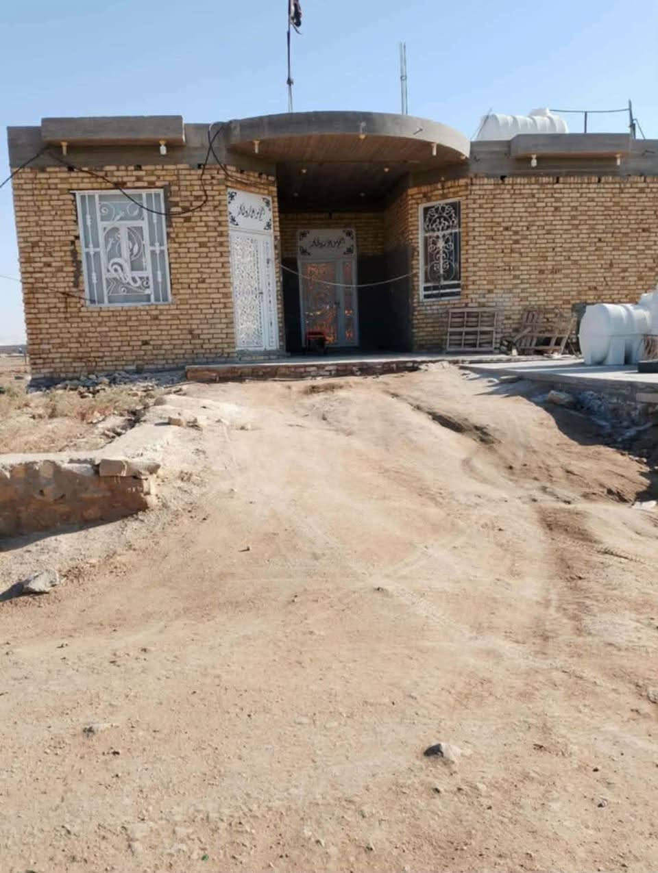 للبيع بيت مع دونم زراعي – سند 25
📍 الموقع: البوحجر، نهاية التبليط، مقابل بيت سيد باسم.

🏡 تفاصيل العقار:

* بيت مسلح.
* 3 غرف نوم.
* صالة.
* براني.
* مدخل.
* مطبخ حار ومطبخ بارد.
* مجاميع صحية.
* درج (لف).

🌳 مساحة الأرض الزراعية:

* دونم كامل.
* الأبعاد: 50 × 50 متر.

💰 السعر: 90 مليون دينار عراقي، قابل للتفاوض.

📞 للاستفسار: ***********.
