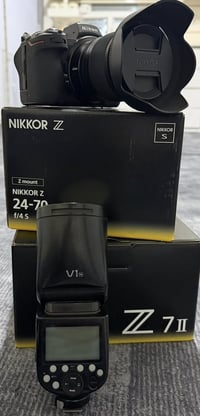 بۆفرۆشتنە  کامیرە z7ii عدسە 24  70 F4   زۆر خاوێنە وەک لۆک وایە  فلاش ...