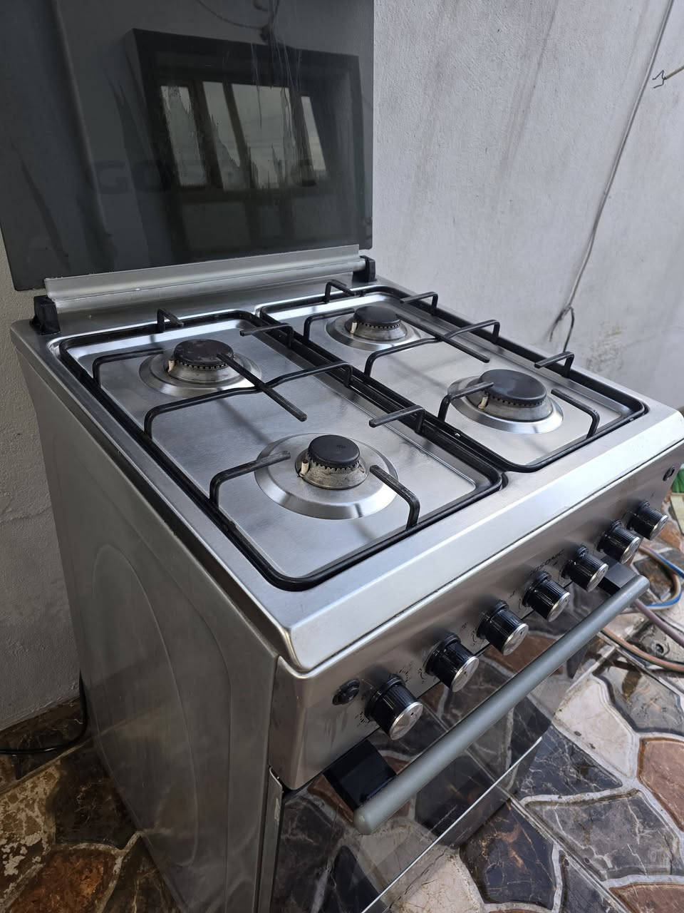 طباخ نظيف  4 عيون شرط شغل فرن السعر 100 وبي مجال بسيط شراي يخابر ***********
