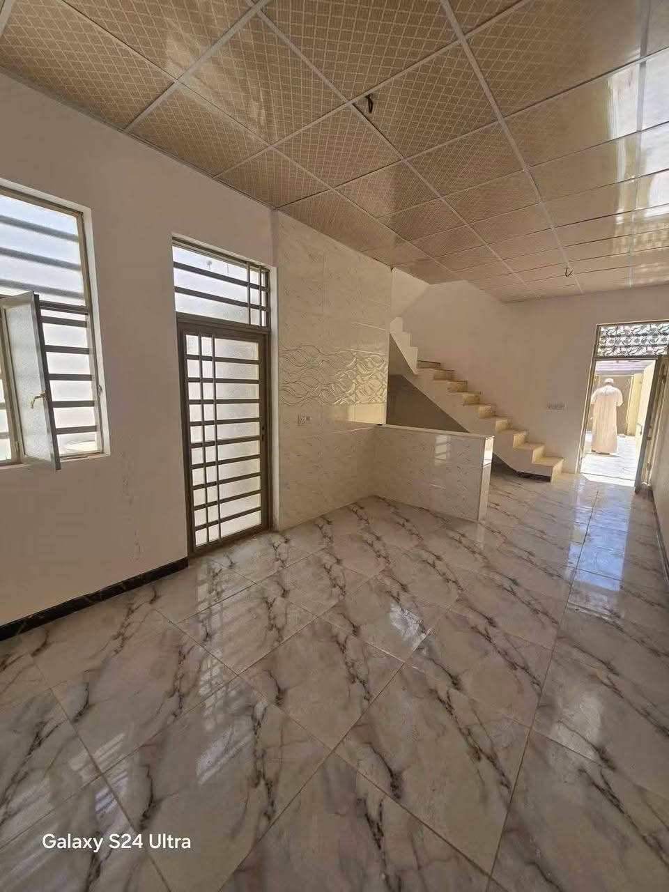 بيت لبيع بشارع المطار الجديد المساحه ١٠٠متر بناء جديد مفتاح مباشر تستلم يحتوي على غرفه وصاله ومطبخ وستقبال ومكشوفه وصحيات داخليه وخارجيه السعر ٣٣وبي مجال للستفسار ***********مكتب بركات ام البنين قرب مثلجات سنبله
