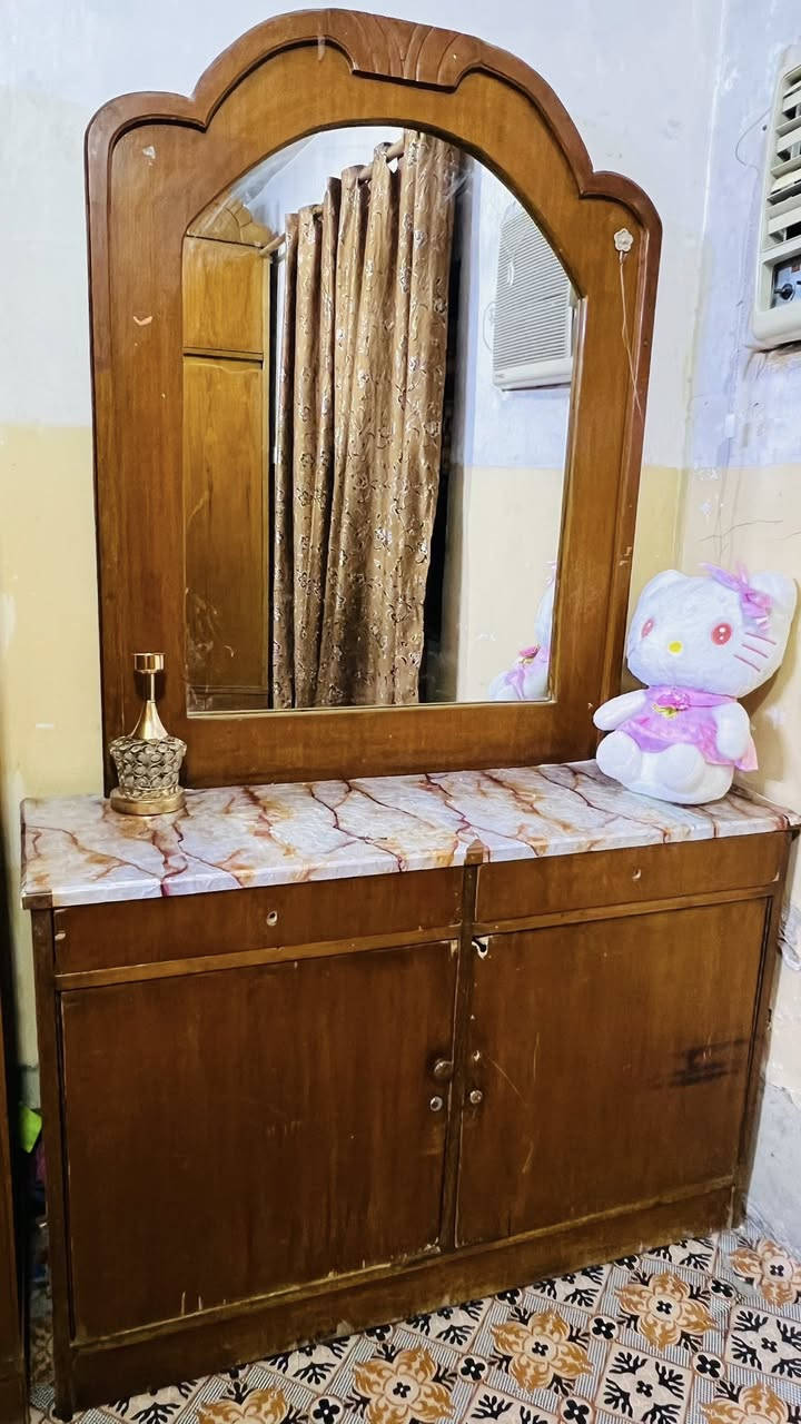 للبيع المستعجل 🚨🚨 📞📞 ***********
ملاحظة كل الاسعار بيهن مجال للشراي

غراض بيت صورهن والتفاصيل كما موضح:
1-براد ماء شغال من دون اي نقص السعر 25
2-لوحات جدارية الصغار 7000 الجبيرة 15000
3-زوالي  ثنين زوج مشابهات قياسهن 3*4 سعر الاثنين ب80

ووحدة فردية 3*4  السعر 40 
وحدة جبيرة قياسها 6*4 السعر 60
وكاربت قياس 6*4 السعر 60
وكاربت 3*4  السعر 30 
ومدات متشابهات عدد 3 وقياسهن 2*3  السعر كلهن ب40

4- ميز تلفزون السعر 25
5- تخم جلسة 10 مقاعد السعر 250 
6- ميز مراية السعر 25
7- زاوية السعر 50
8-كنتور صاج طابقين 6 بوب مثل ما موضح بالصورة نظيف وتكمة السعر 400 

🚨 ونفس ما وضحت اي سعر بي مجال للشراي موقع الغراض الطارمية حي الفارس
