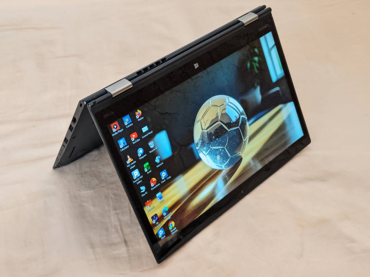 السلام عليكم
عندي لابتوبي الشخصي (Lenovo ThinkPad X1 Yoga) وحاب أبيعو لأن محتاج فلوس باسرع وقت. الجهاز نظيف حيل وأخو الجديد، ومستعملو بحرص. 

مواصفات الجهاز:

• المعالج: Core i7 الجيل السادس، سريع وما يعلك وياك بالشغل.
• لذاكرة: الرام 16 غيغابايت والهارد 256 من نوع SSD السريع، الجهاز يشتغل بثواني وسريع. 
• الشاشة: قياسها 14 بوصة، ألوانها حيل حلوة وواضحة، والأهم إنها شاشة لمس وتفتر 360 درجة (يصير مثل الآيباد) يفيد للي يريد يستخدم لابتوب لاول مرة، ويجي وياه القلم الأصلي مالته تلگاه بزاوية الجهاز اليمنى من المقدمة. 
• البطارية: ممتازة وتطول أكثر من 3 ساعات للدراسة والتصفح، وبيه ميزة الشحن السريع. اگدر اكلك اشتغلت عليه اكثر من خمس ساعات دا وصلت 15%. 
• لصوت: نقي وعالي بنظام Dolby Atmos.
• الكيبورد: عربي وإنجليزي محفور ليزر وبيه إضاءة خلفية يفيدك بالظلمة.
• الجهاز يدعم شريحة موبايل (سيم كارت) وميموري كارت.
• وزنو حيل خفيف والجهاز رگيگ ومصنوع من الألمنيوم القوي (لونو أسود فحم وشكله نازك وفخم)

يجي وياه: 

وياه الشاحنة الأصلية مالتو والكيبل بيه 3 متار تقريباً،  وماوس هدية، وچنطة. وأنا منصب بيه مايكروسوفت أوفيس 2019 نسخة مدفوعة ومفعلة كاملة ماتطلب تحديث، تفيدك للبحوث والتقارير والتعلم.

الجهاز مضبوط 100% وما بيه أي عيب والي يشتريه يدعيلي.

للتواصل والاستفسار مكاني موصل- الجانب الايمن: 
راسلوني ماسنجر..
أو واتساب على هذا الرقم: ***********
السعر:  320 الف. 
وإن شاء الله ما نقصر ويا الشراي الطيب.

