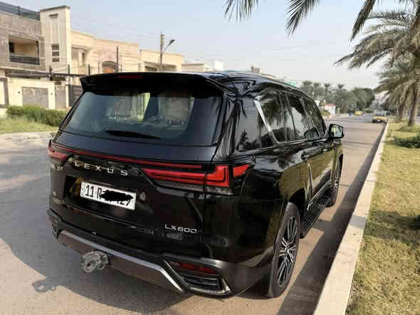 لكزز 2023 ( SAS) ام الضمان مغلفه PPF رقم بغداد بدون صبغ ولا تبديل ولا بارد ولا اي حاله مكفوله كفاله عامه ماشيه 37 الف كيلو الموصفات معرفه 7 راكب السعر 112 الف دولار أمريكي  وبيه مجال بسيط الرقم *********** بغداد
