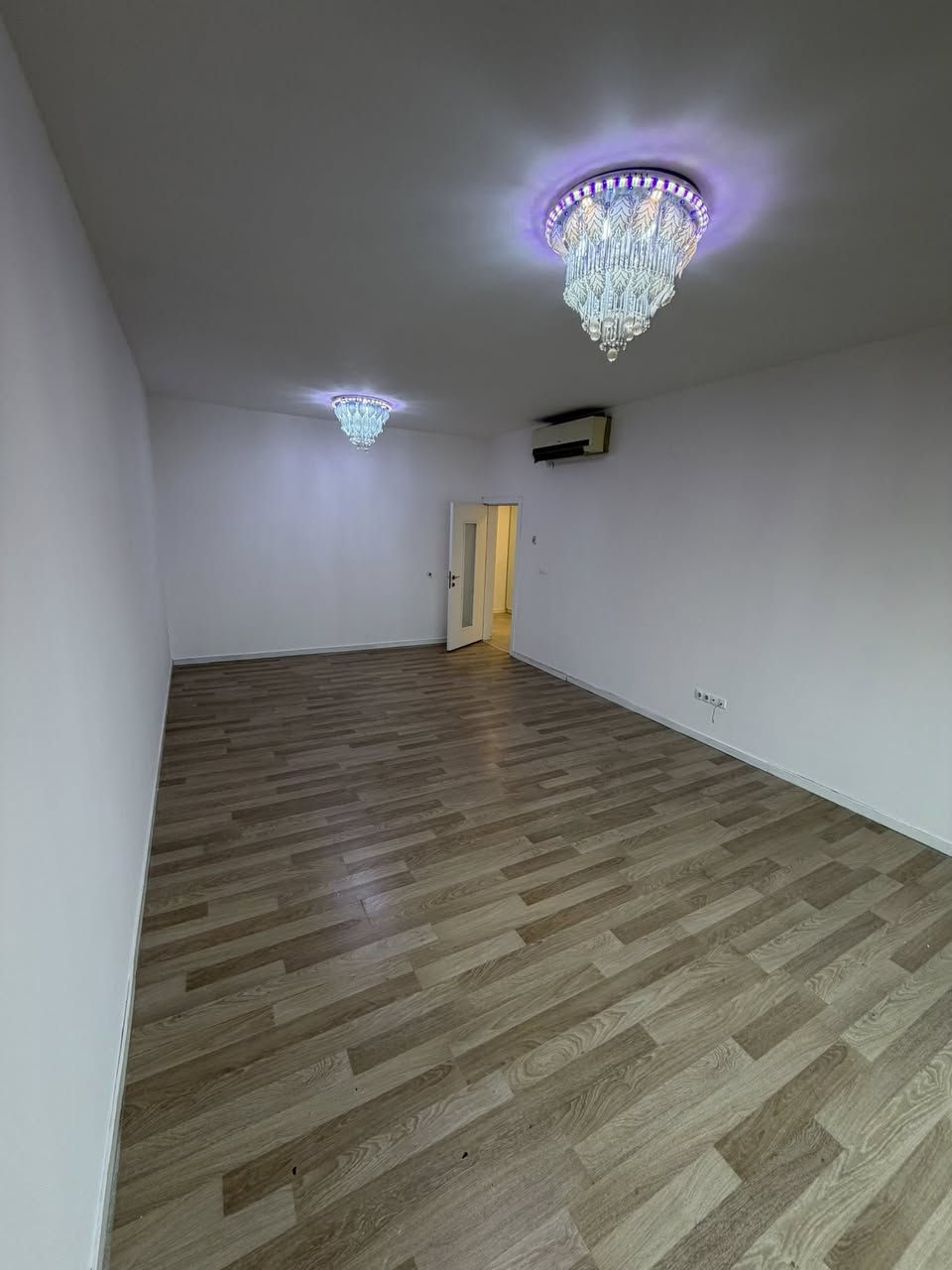 السلام عليكم 
شقة حجم صغير ١٢٩ م للايجار موقعها حي العدل مجمع اليمامة السكني - زون A الطوابق العليا.

تفاصيل الشقة:
٢ غرفة نوم ( كبيرة ماستر + صغيره ) 
٢ حمام
صالة
مطبخ
مخزن - غرفة غسيل
بالكونه
سبالت عدد ٣ 
سخان ماء كبير
ساحبة ( مرشحة هواء )

تفاصيل المجمع:
كهرباء وطنية ( خصخصه ) بالاضافه للمولدات الاحتياط
غاز مركزي او تكدر تستخدم قناني
انترنت فايبر ( الوطني )
حدائق و العاب ترفيه للاطفال
مصاعد
سيكيورتي و كامرات
مواقف سيارات
منظومة اطفاء الحرائق

الايجار 850 دولار للشهر الواحد 
تكون الدفعات مقدما كل (٦) اشهر.
للاستفسار 
***********
