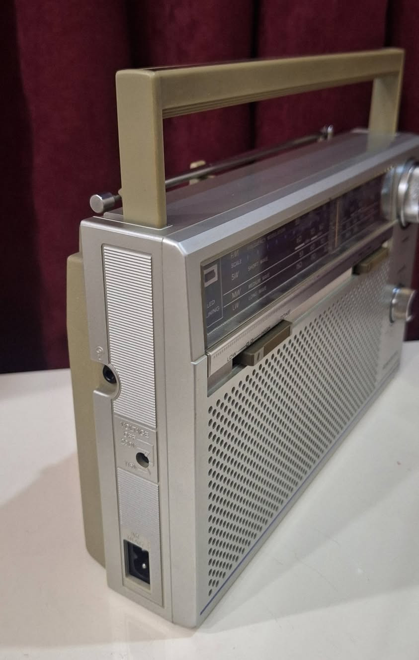 رادیو سانیو  یاباني انتاج 1983 
نضیف جدا كامل شغال  جهاز مامفتوح 
يعمل على الكهرباء 220 فولت  المباشر او بطاريات عدد 3 کبیر 
موجات رادیو FA AM LW SW 
توصیل  للحجز مراسلة الصفحة او مراسلة واتساب على الرقم ***********
