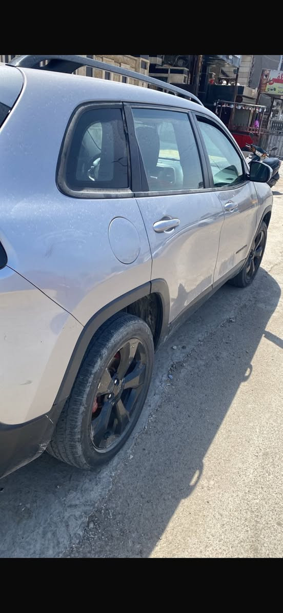 جيب بزون موديل 2018 السعر 90 ورقه قفل سياره يحتاجلها صبغ فقط سياره جاهزه من كل نواحي مكاني بغداد ***********
