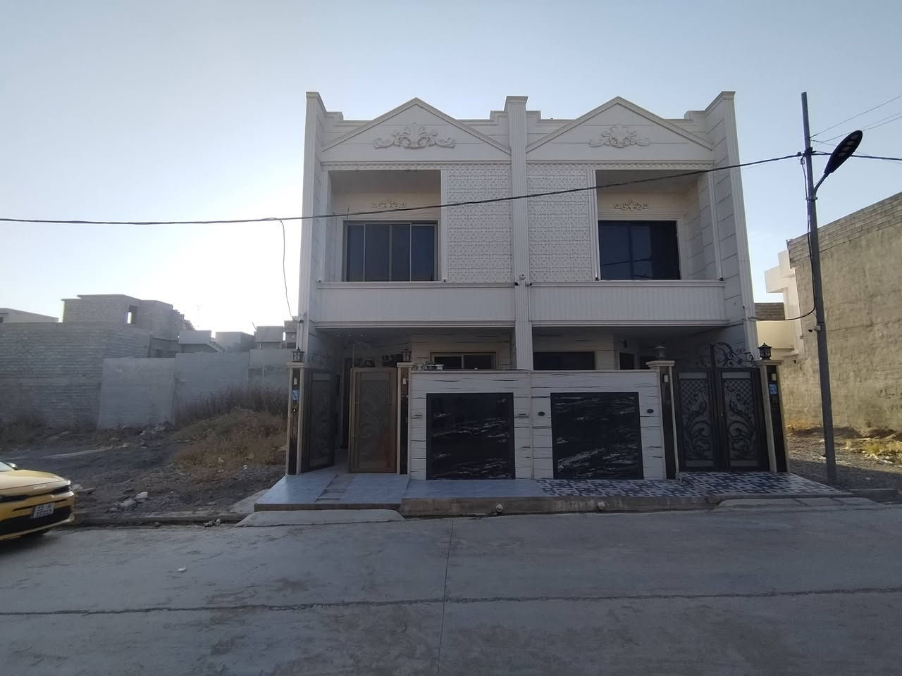 🔴 دار للبيع 🏘🔑🔑FOR SALE 

🔴الموقع👀حي الفلاح الثانية خلف دائرة المرور

🔴 ملك صرف طابو الزهور

🔴مساحة الدار ( 100 ) متر

🔴الواجهة (5)  متر

🔴 طابقين بناء حديث 2024

🔴الطابق الأول يتكون من غرفة نوم وهول واستقبال ومطبخ وصحيات.. 

🔴 الطابق الثاني يتكون من غرفتين نوم وهول وصحيات وبيتونه وسطح عدد 2

🔴 يحتوي الدار ع نظام سبالات وكاميرات وستلايت وغسالات تبريد مركزي .. 

🔴للأستفسار عن عروضنا العقارية المتميزة وأسعارها ⤵️مراجعة

          🎖 فنر للعقارات 🎖
     

🔴العراق↔️الموصل↔️ حي الاخاء سايدين كنيسة تايتنك مقابل البسة الأصدقاء أو ألتواصل معنآ ⤵️على الارقام
☎️(***********) ابو حسن
☎️(***********) ابو حسن
☎️(***********) ابو عماد 
☎️(***********) ابو عماد
