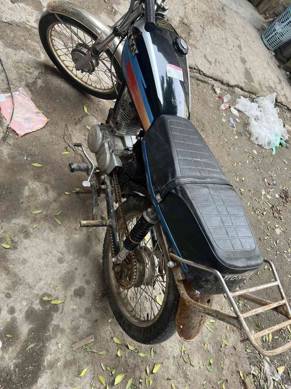 السلام وعليكم دراجه نامه ادوات مكينه مفتوحه شلعه فول ستوني معمرها دبلات وره وكدام جدد تانكي كشن سله كزوز دراجه كلش نضيفه سعرها 300 وبيها مجال العنوان البصره ابو الخصيب بحمدان الرقم ***********
