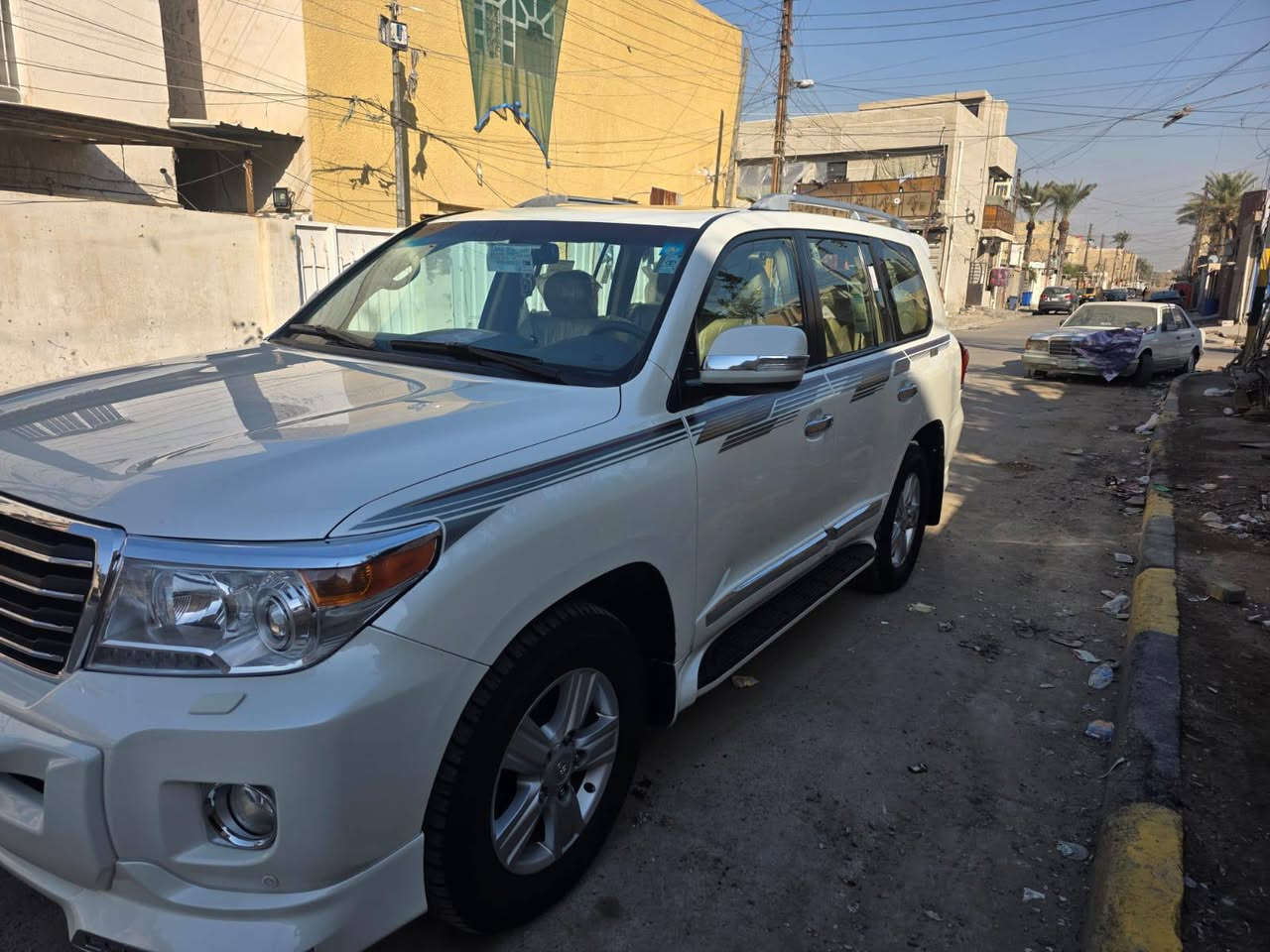 السلام عليكم لاندكروز موديل ١٤بريم اصلي فول مواصفات طفاية تشغيل عن بعد مري شفط عند القفل جام عل الريموت كفالة عامة بسمي طخم تاير برجستون السونار موجود مغلفة بي بي اف سيارة جديدة ماشية ١٧٠الف السعر ٣٩٥وبي مجال اسف عل الطالة ***********
