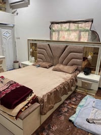 غرفه جديده وفخمه   الغرفه نضيفه مثل ما واضح بالصوره مرتبه ونضيفه والقط...