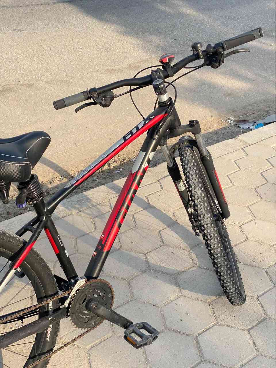 للبيع باسكل نوع 
Giant ATX 27.5

🚲 المواصفات:
 • فريم المنيوم m
 • الإطارات: Kenda أصلية
 • الغيارات : Shimano أمامي وخلفي
 • نظام الغيارات: 3 أمامي × 7 خلفي 
 • فرامل ديسك أمامي وخلفي
 • دبل أمامي قابل للامتصاص (سستم)
 • كشن طبي مع مساعد خلفي
         • ناقل الحركة: Tourney
              •   واسلاك مخفيه بالفريم 

💰 السعر: 300 الف قابل للتفاوض 

📞 للاستفسار: ***********
       النجف الاشرف - حي الوفاء النجف, العراق
