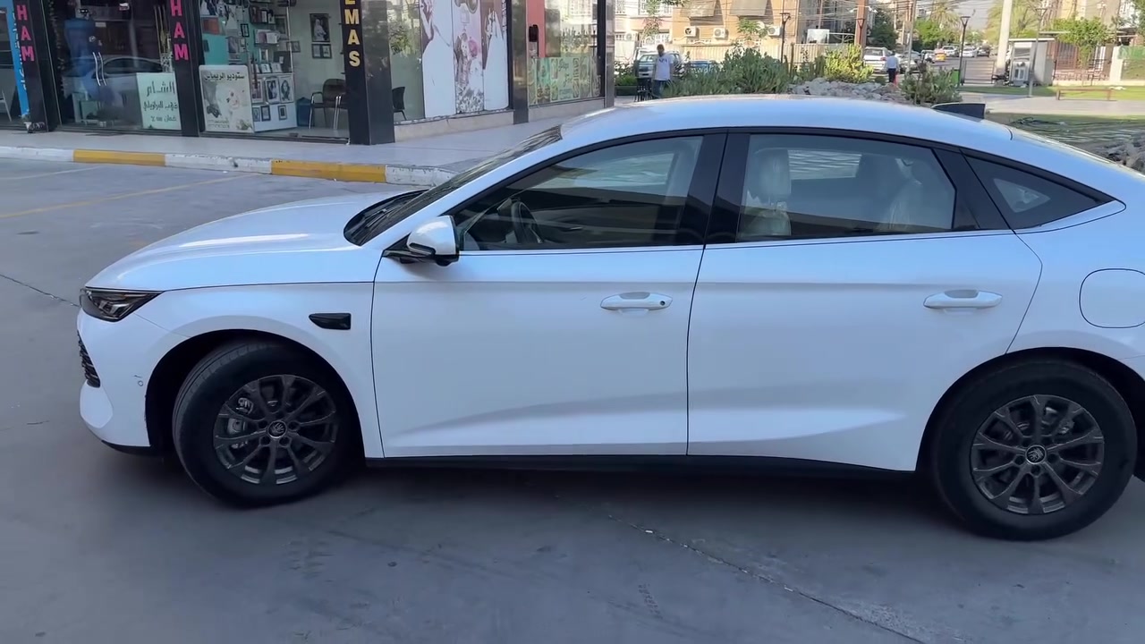 BYD QIN L(وارد دولة الصين)
الموديل :- 2025
عداد المسافة :- 21000 كم
مدى البطارية :- 80 كيلو 
مدى البطارية والبانزين :- 2100 كيلو 
المواصفات :-
1- بصمة ابواب وتشغيل
2- نظام ترحيب عند الاقتراب 
3- داخل جلد ابيض 
4- 13 كامرا 
5- اوتو بارك
6- رادار تفاعلي 
7- وبقية المواصفات الاساسية المعروفة
السعر 24،000،000 د.ع 
العنوان بغداد / جانب الكرخ
للإستفسار :-***********
