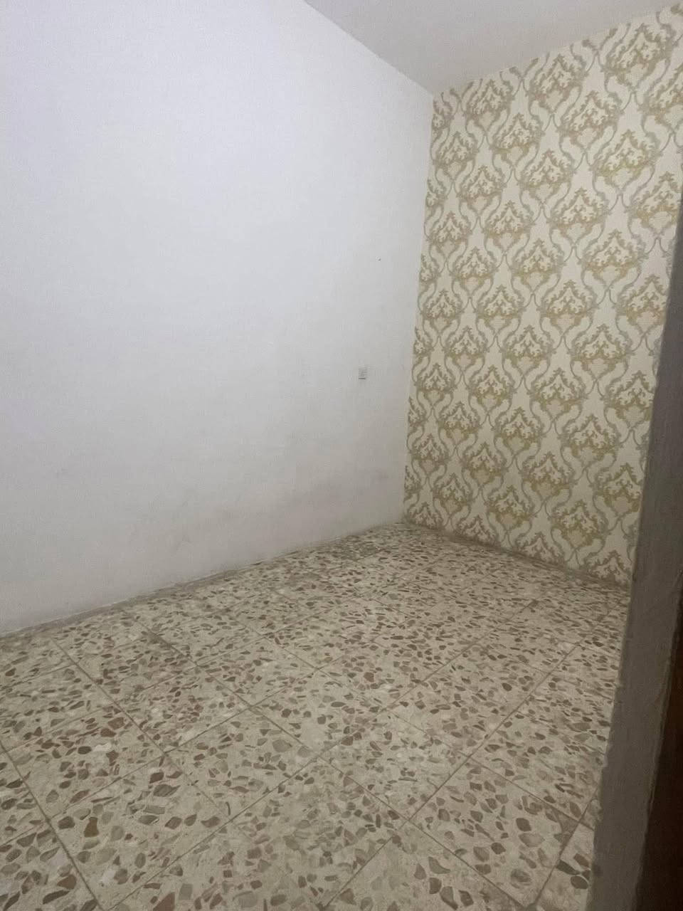 شقه للإيجار الامين الثانيه قرب مطعم الرياضي
غرفتين وصاله ومطبخ وخدمات 

طابق ارضي 

***********
