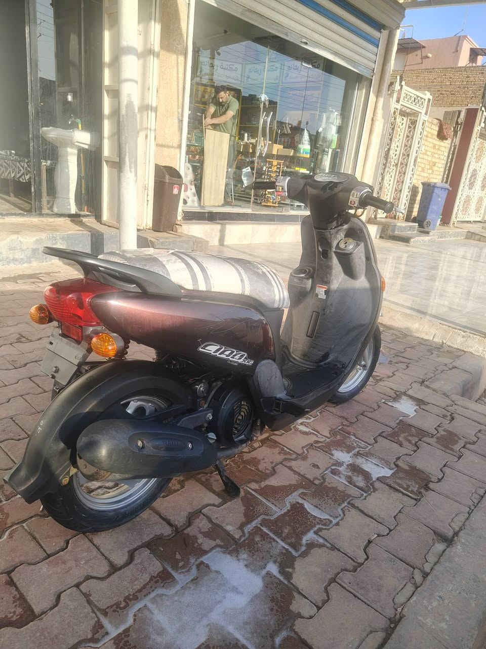 سلام عليكم
فله بلاديه ماشيه5000
دراجه نضيفه مكينه حلوه 
بس الكفر مالته تعبان شويه فقط 
سعر750وبيها مجال 
***********
