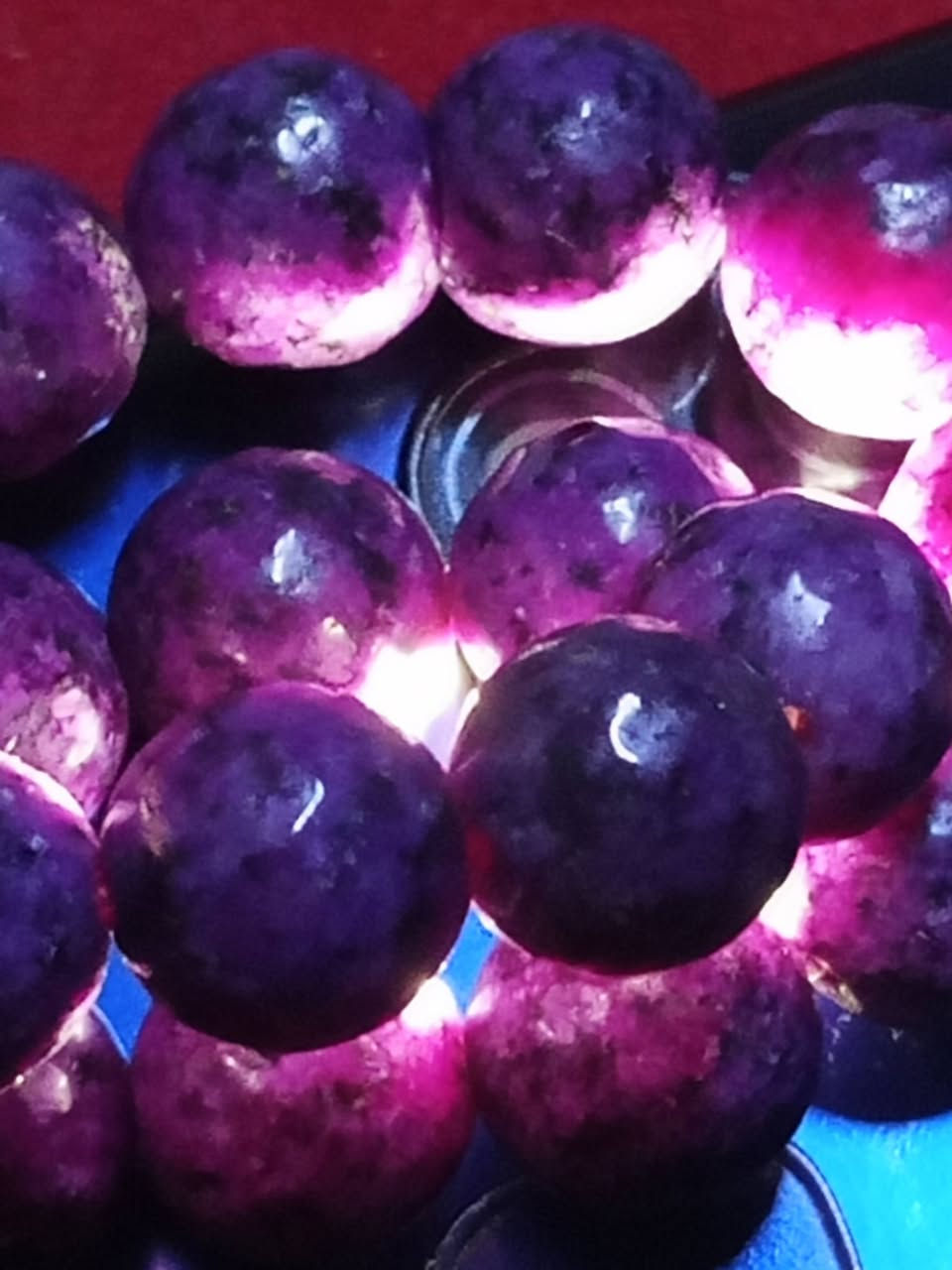 عقد من حجر الاماتسيت الطبيعي اخر شياكه 
يُعتبر حجر الأماتيست (الجمشت) "حجر الروح" والهدوء، حيث يرتبط روحانيًا بـ شاكرا التاج لتعزيز الوعي الروحي والحدس. يُستخدم على نطاق واسع في التأمل لتهدئة العقل، تنقية الطاقة السلبية، تحقيق التوازن العاطفي، وحماية الهالة، مما يمنح حامله سلامًا داخليًا وتأملًا عميقًا.


**إذا كنت صاحب هذا الإعلان وتريد حذفه لأي سبب، رجاءا أرسل رسالة إلى الدعم الفني**