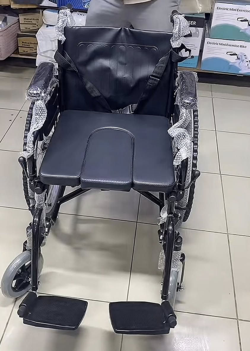 سلام عليكم عندي هذه العربانة معاقين للحمام جديدة ب بجيس وكافه ملحقاتها والله سبب البيع جبناها ووالدي ممتعود عليها الا على مال شلل رباعي  سعرها ١٥٠ وبيها مجال مكان البصرة
